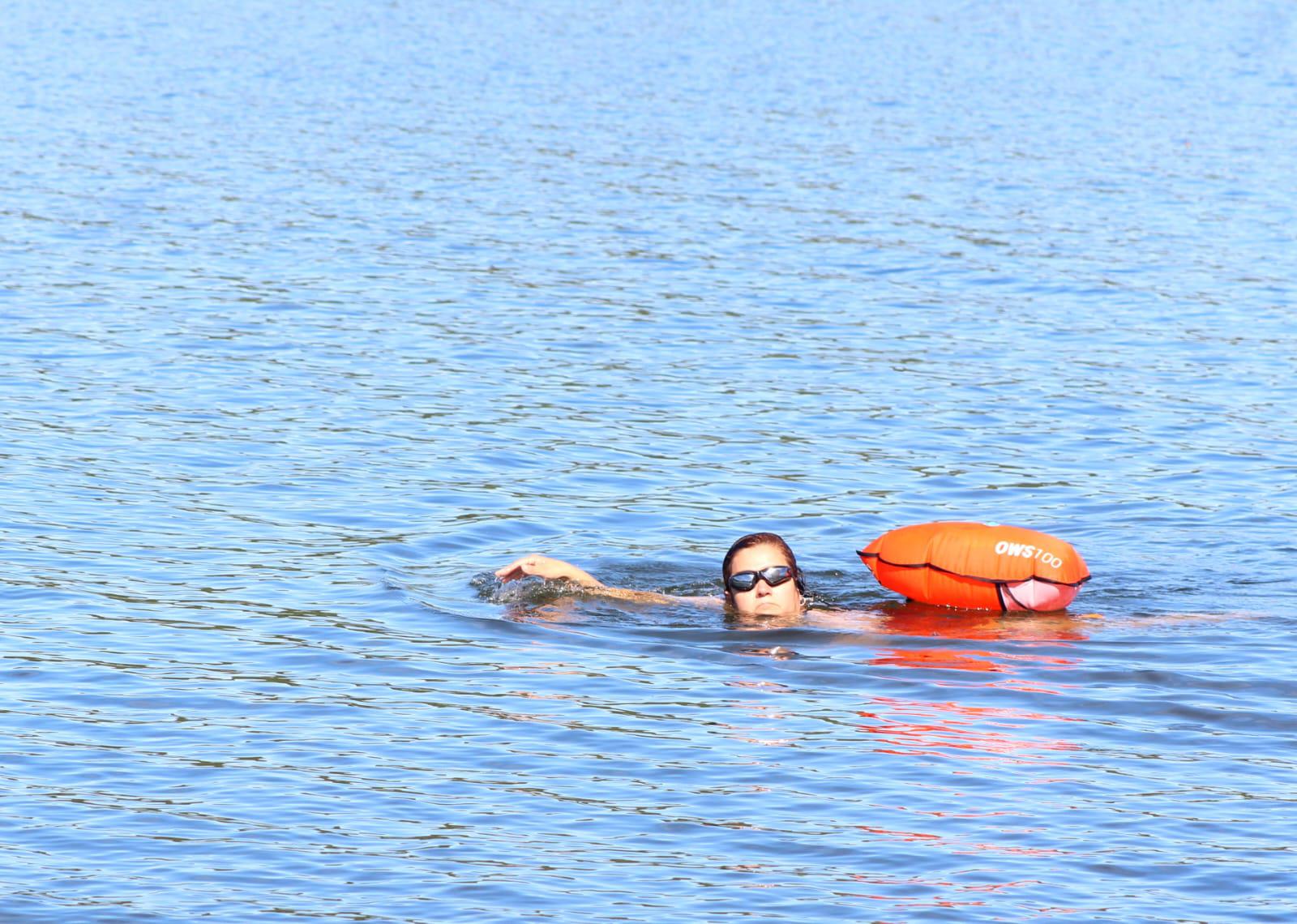 $!Disfrutan nadadores mazatlecos de la presa Picachos