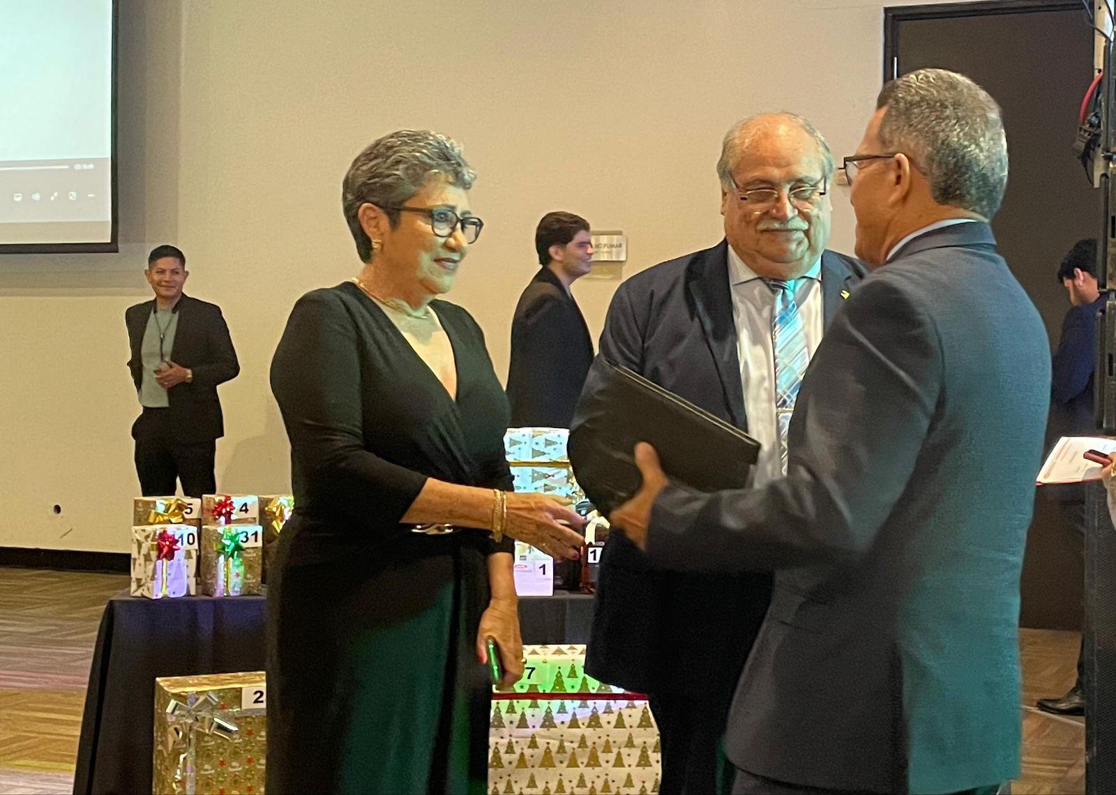 $!Reconoce CMIC Mazatlán a Mariana Trujillo por sus 42 años dentro de la Ingeniería Civil