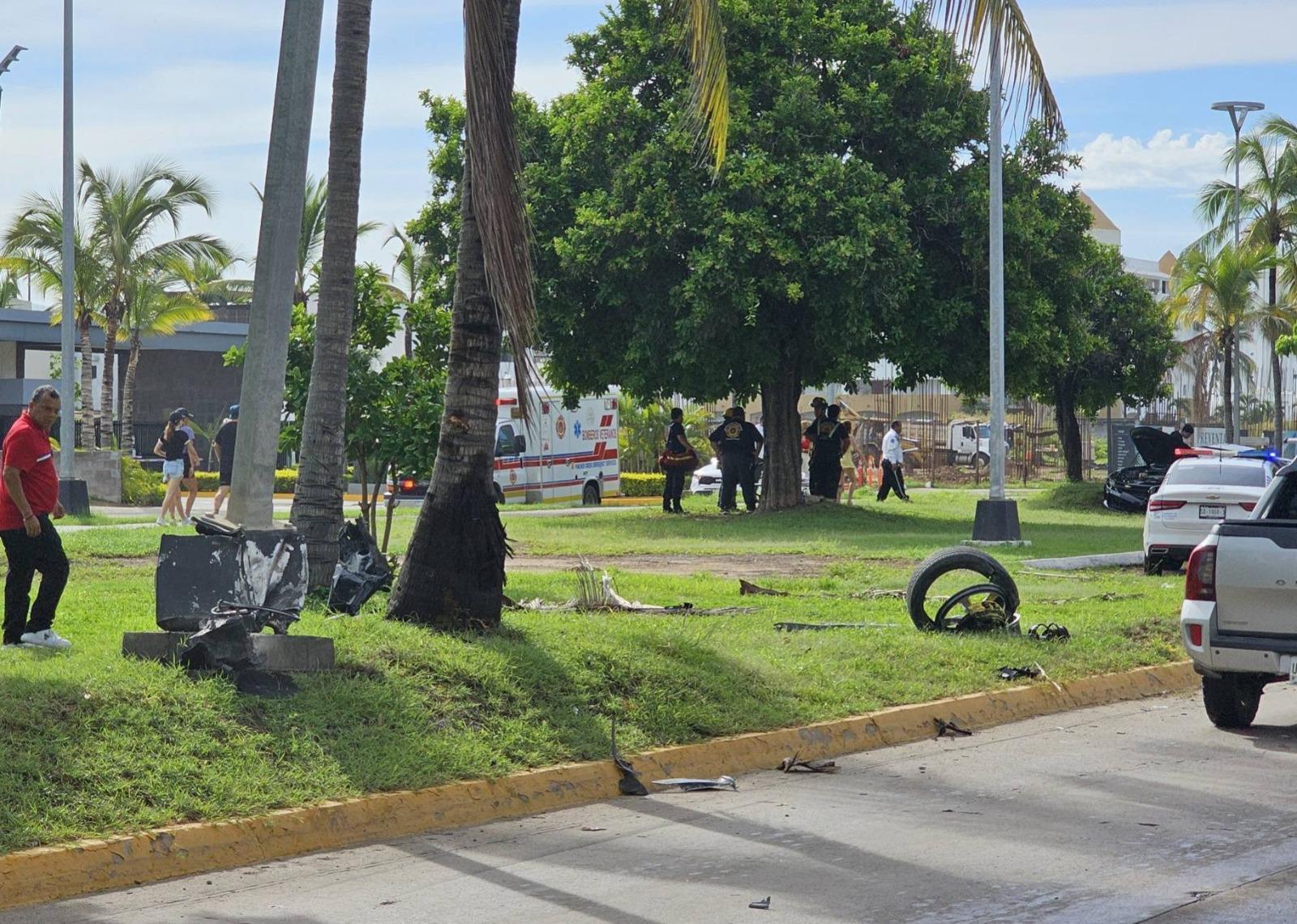 $!Choca auto contra luminaria en Mazatlán; hay dos lesionados