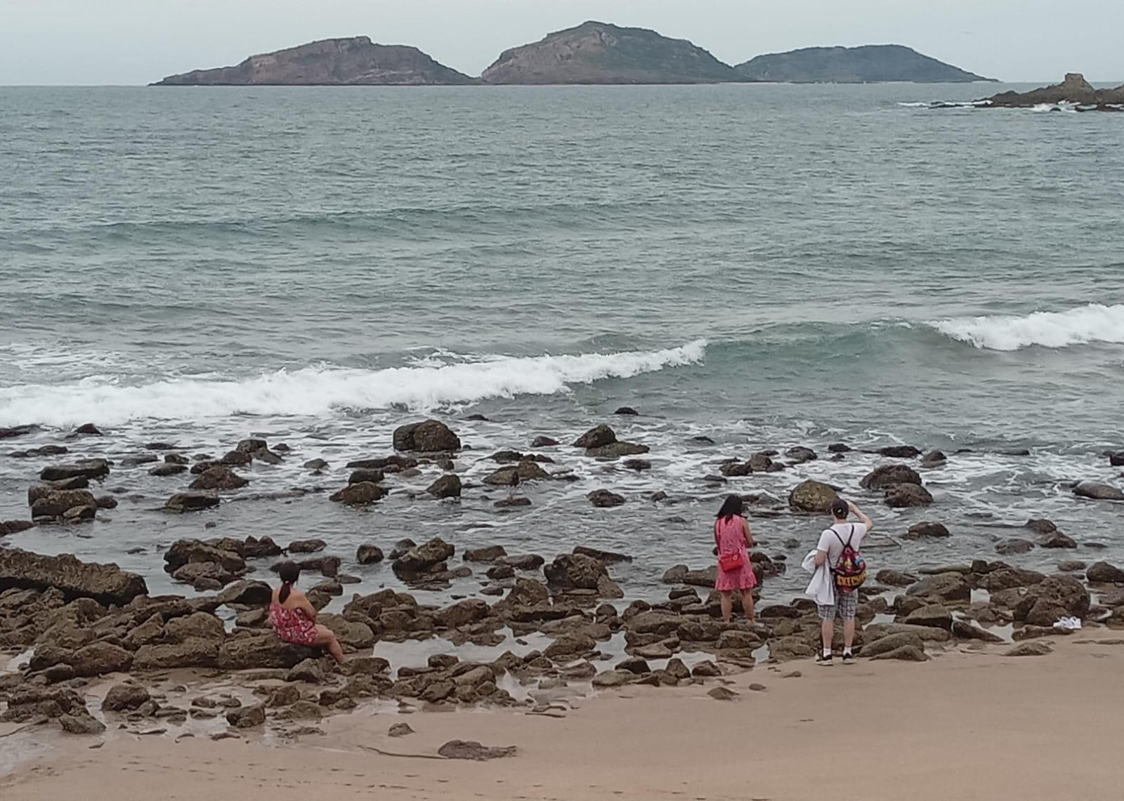 $!Tiene poca afluencia playa Olas Altas tras su reapertura a los bañistas