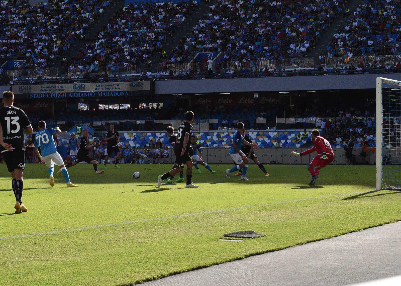 $!‘Chucky’ Lozano luce con asistencia en el gol del triunfo del Napoli