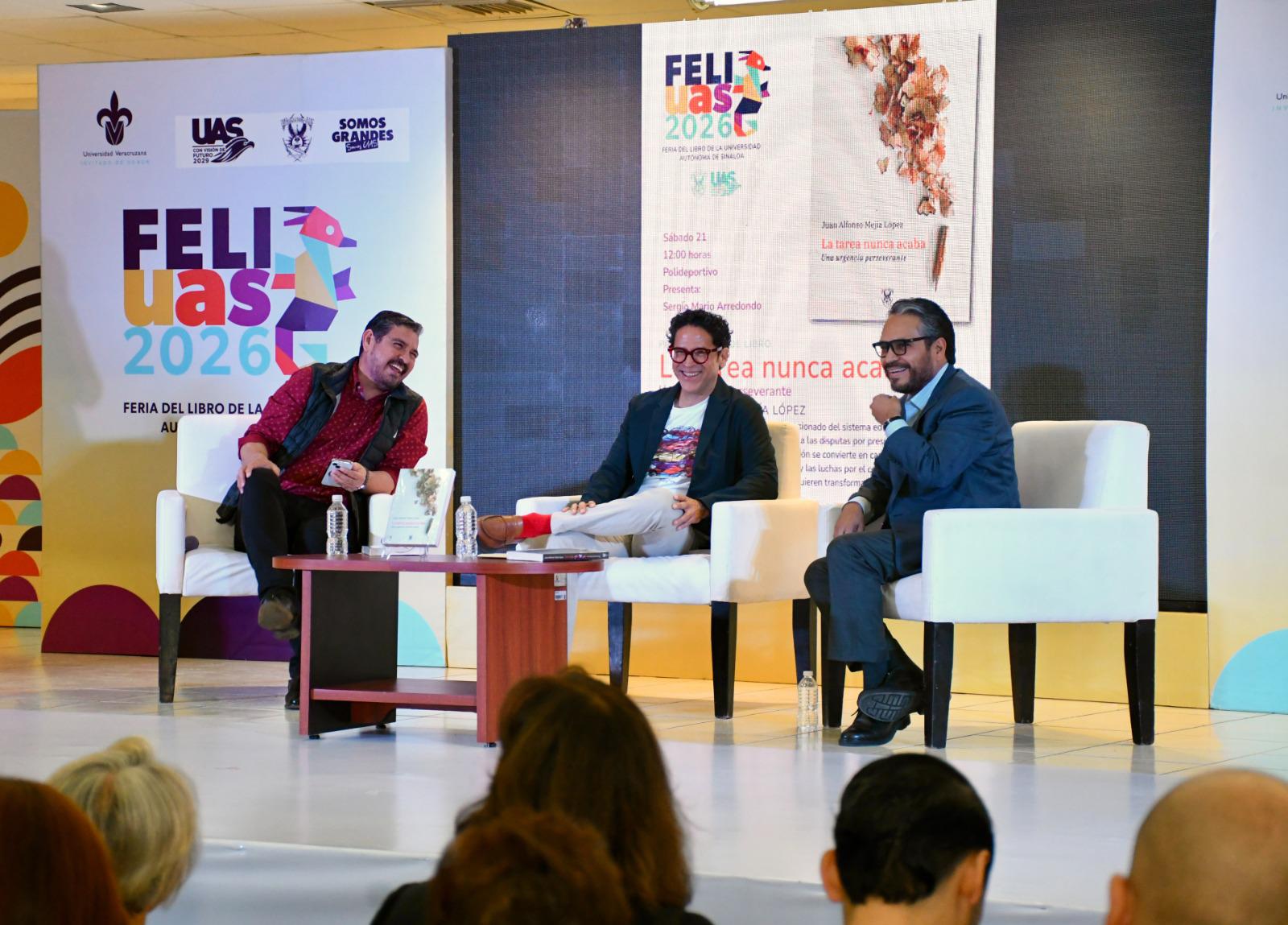 $!Giova Camacho y Sergio Mario Arredondo acompañaron al autor en la presentación de su libro.