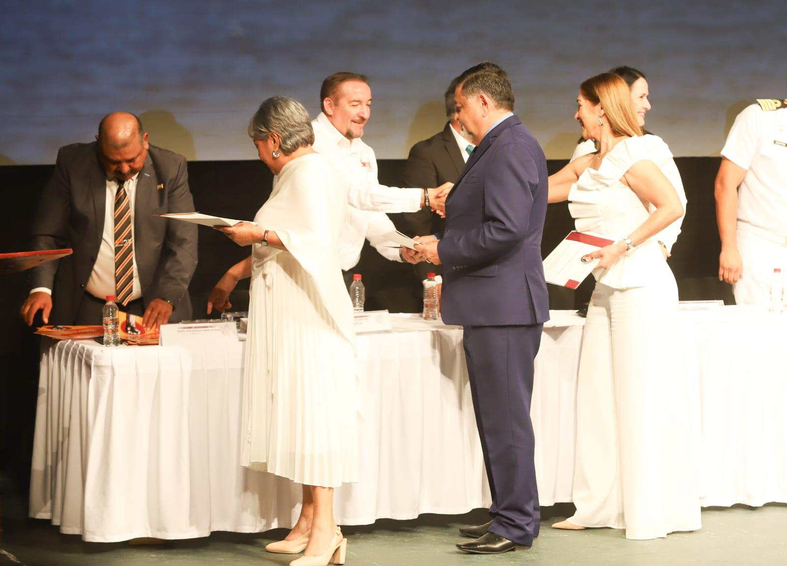 $!Entregan Medalla Rafael Ramírez 2024 a 66 maestras y maestros de Mazatlán