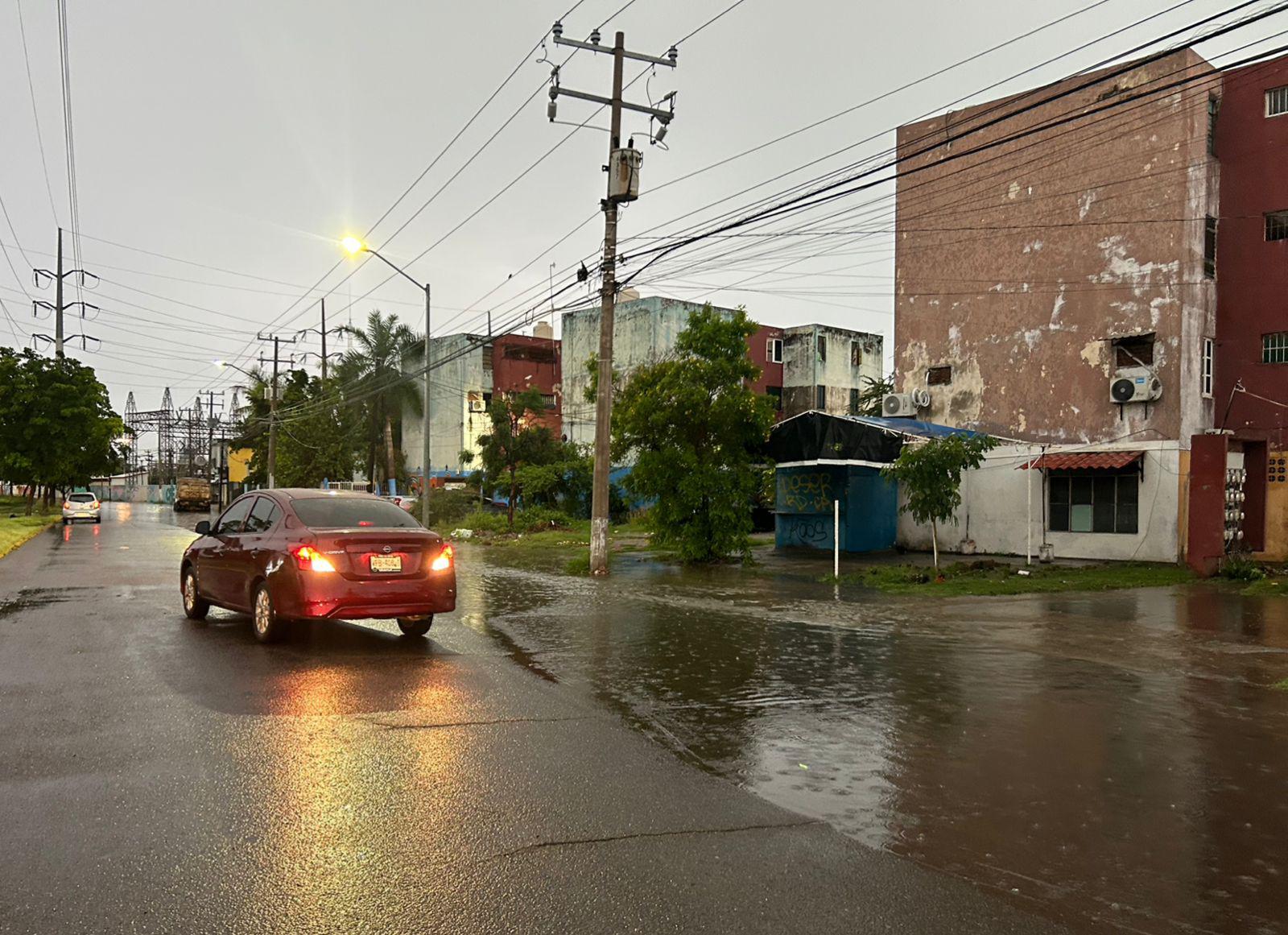 $!Azotan fuertes lluvias con actividad eléctrica en Mazatlán