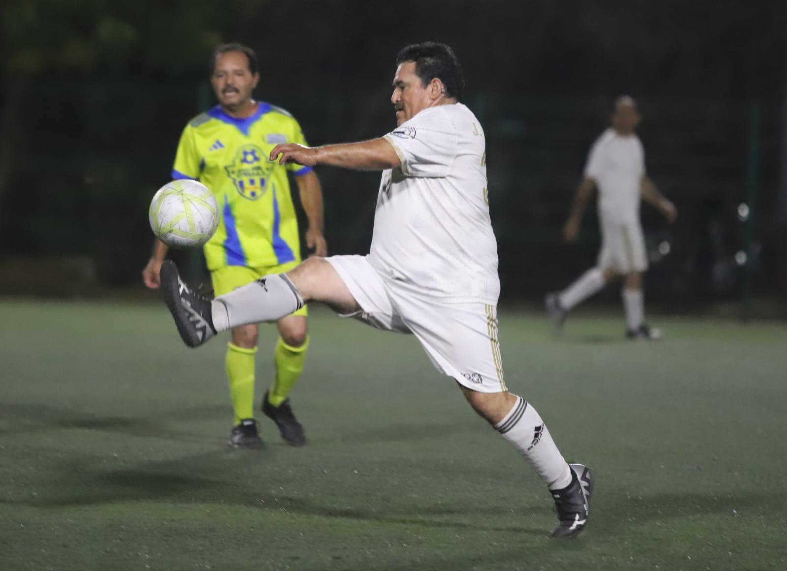 $!Panteras Flores Magón mantiene el invicto en Liga de Futbol de 55 Años y Más