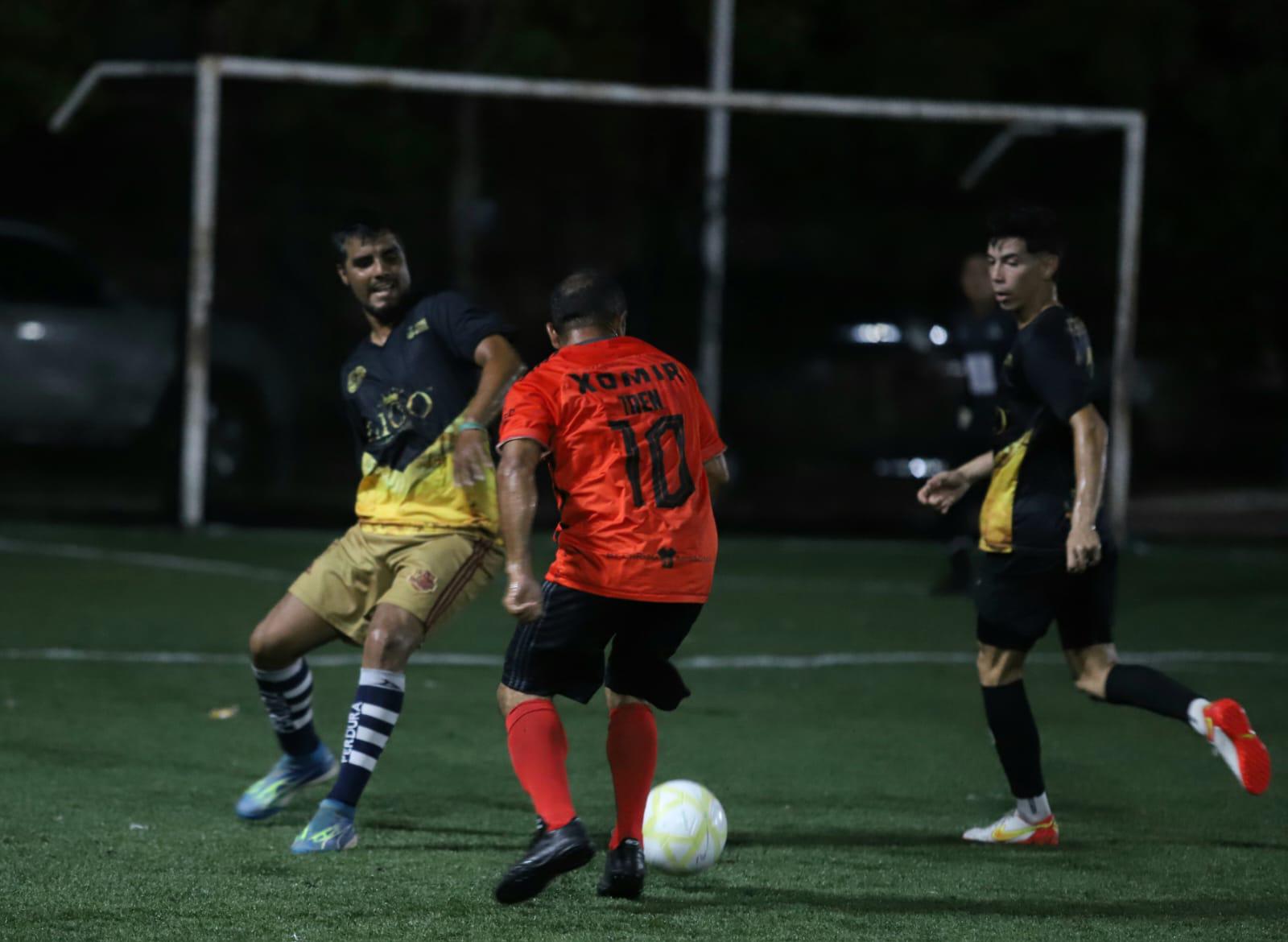 $!Familia Fajardo se impone a Autos Usados en Liga Intercanchas