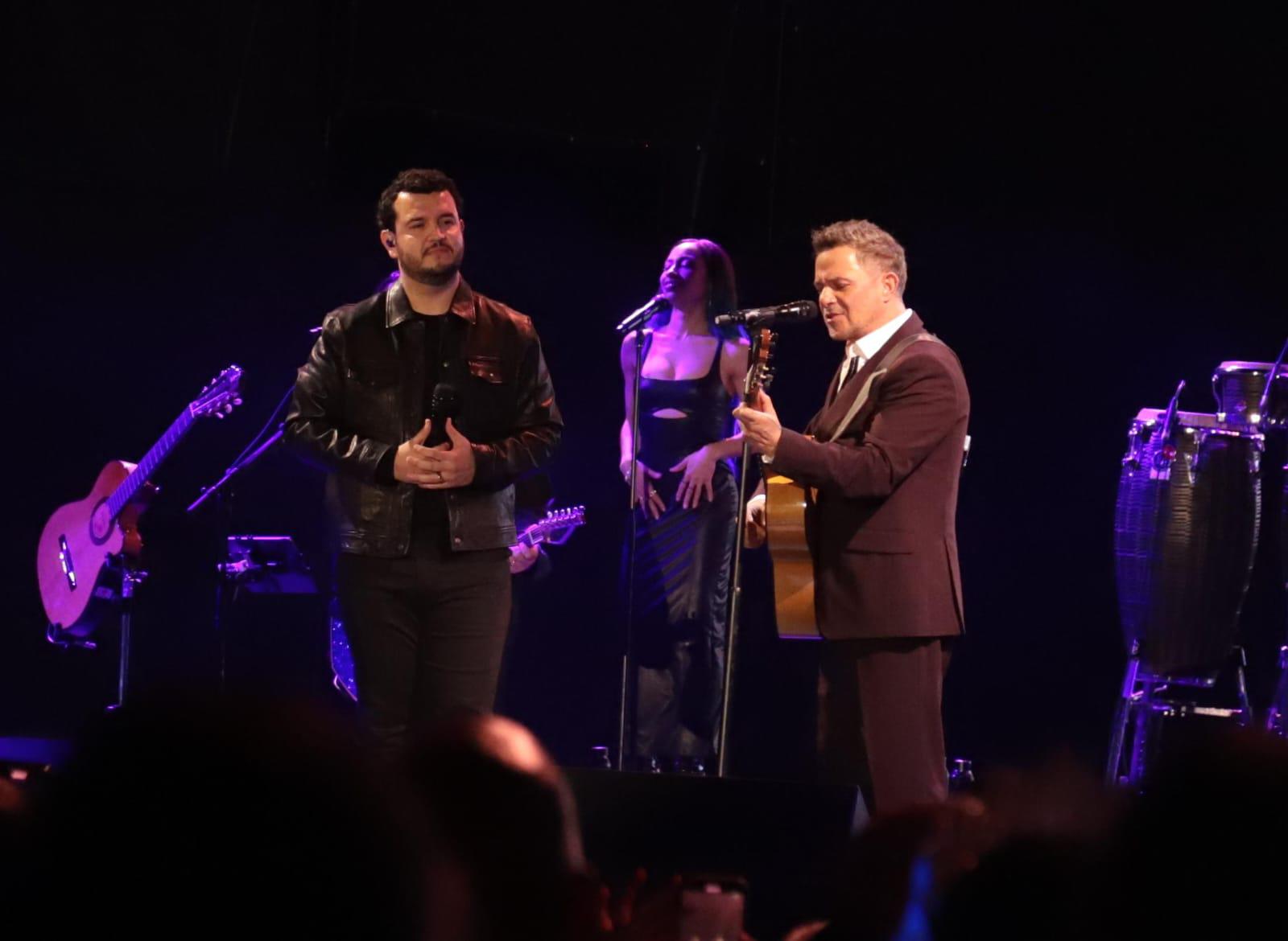 $!El sinaloense Edén Muñoz sube a compartir escenario con Alejandro Sanz para cantar a dueto.