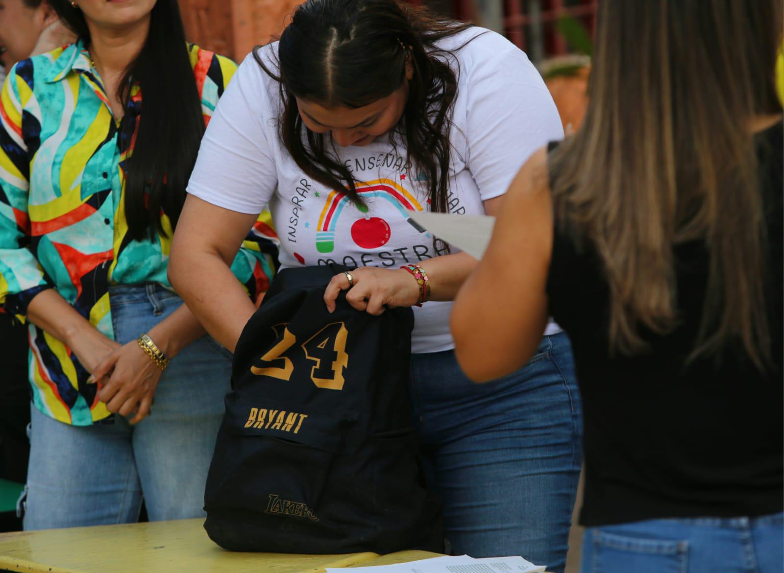 $!Aplican operativo mochila por amenaza de balacera en primaria de Culiacán