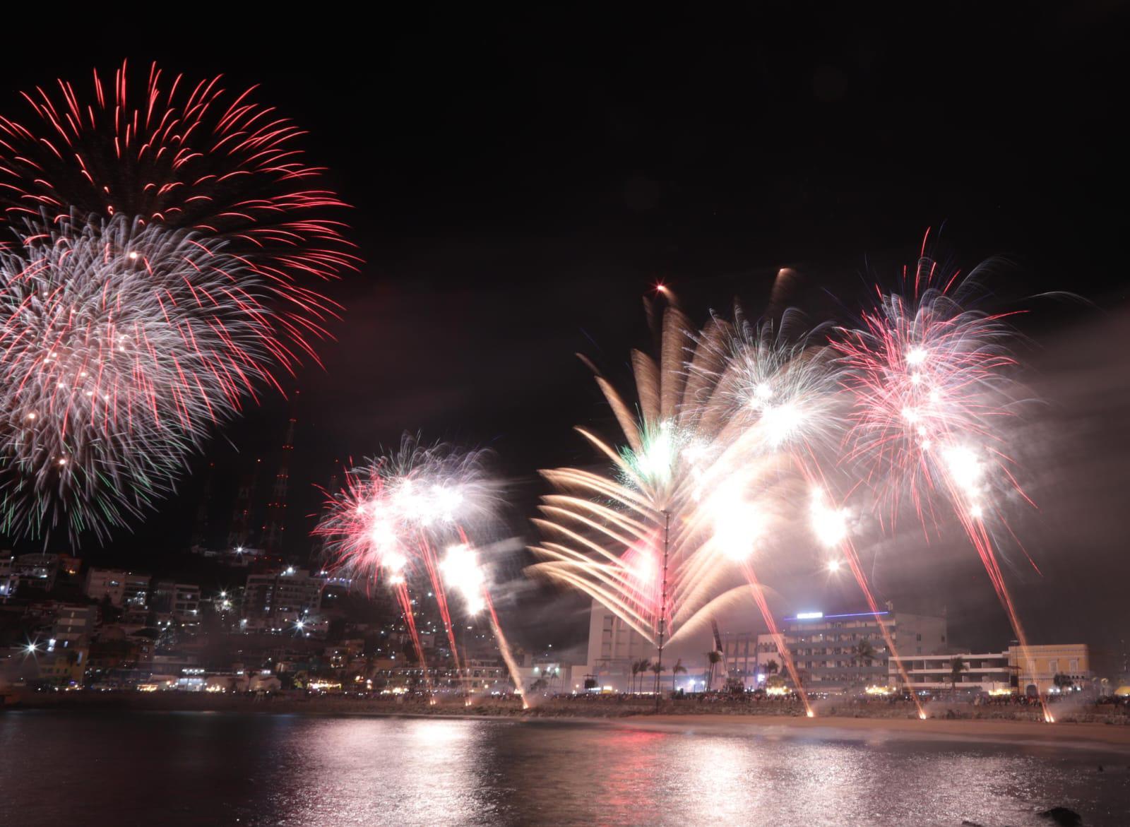 $!Disfrutan miles de personas del tradicional Combate Naval del Carnaval de Mazatlán