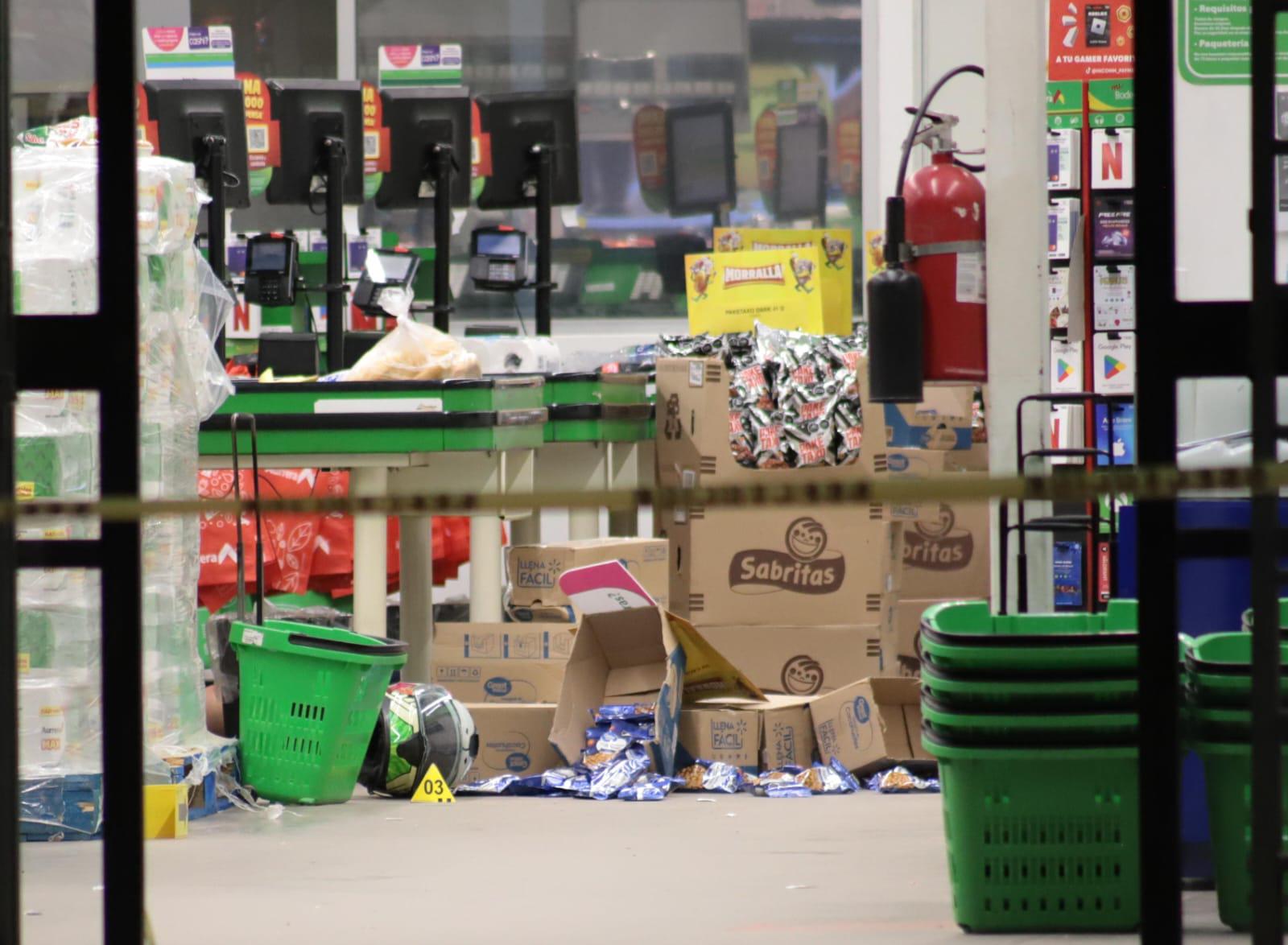 $!Asesinan a balazos a un hombre dentro de una tienda comercial en Pradera Dorada I, en Mazatlán