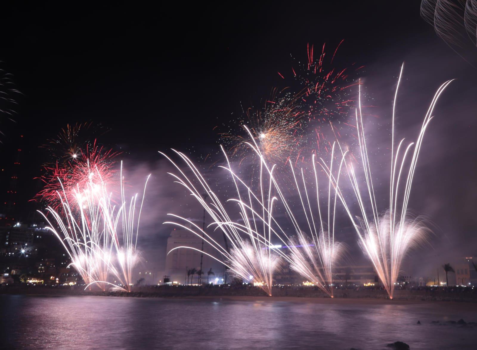$!Disfrutan miles de personas del tradicional Combate Naval del Carnaval de Mazatlán