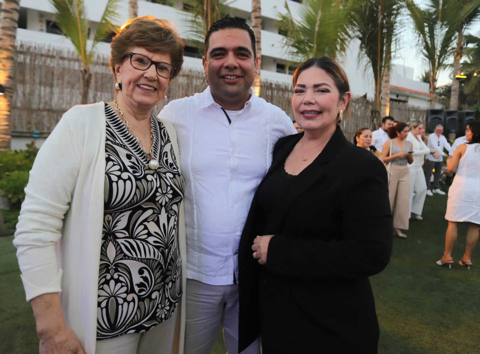 $!Mauricio Aguilar entre Lourdes Magallón y Elizabeth Peraza.