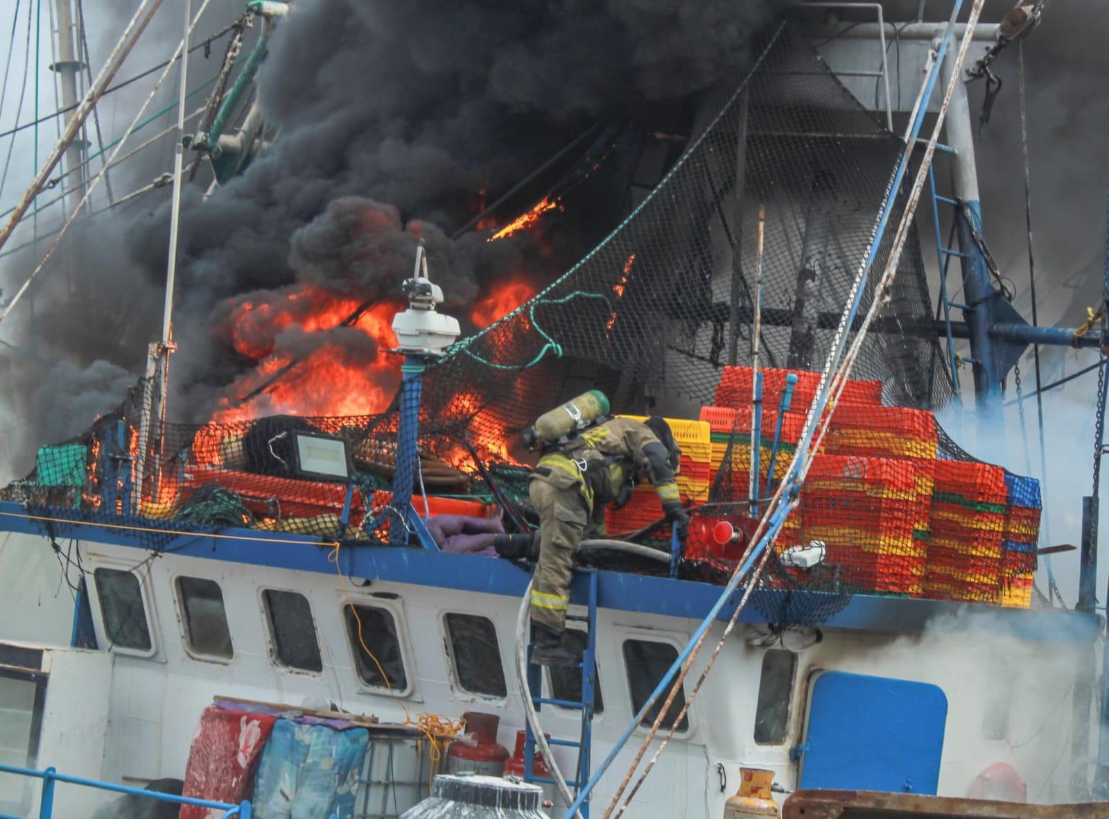 $!Trabajos de soldadura provocan explosión e incendio de un barco camaronero en Mazatlán