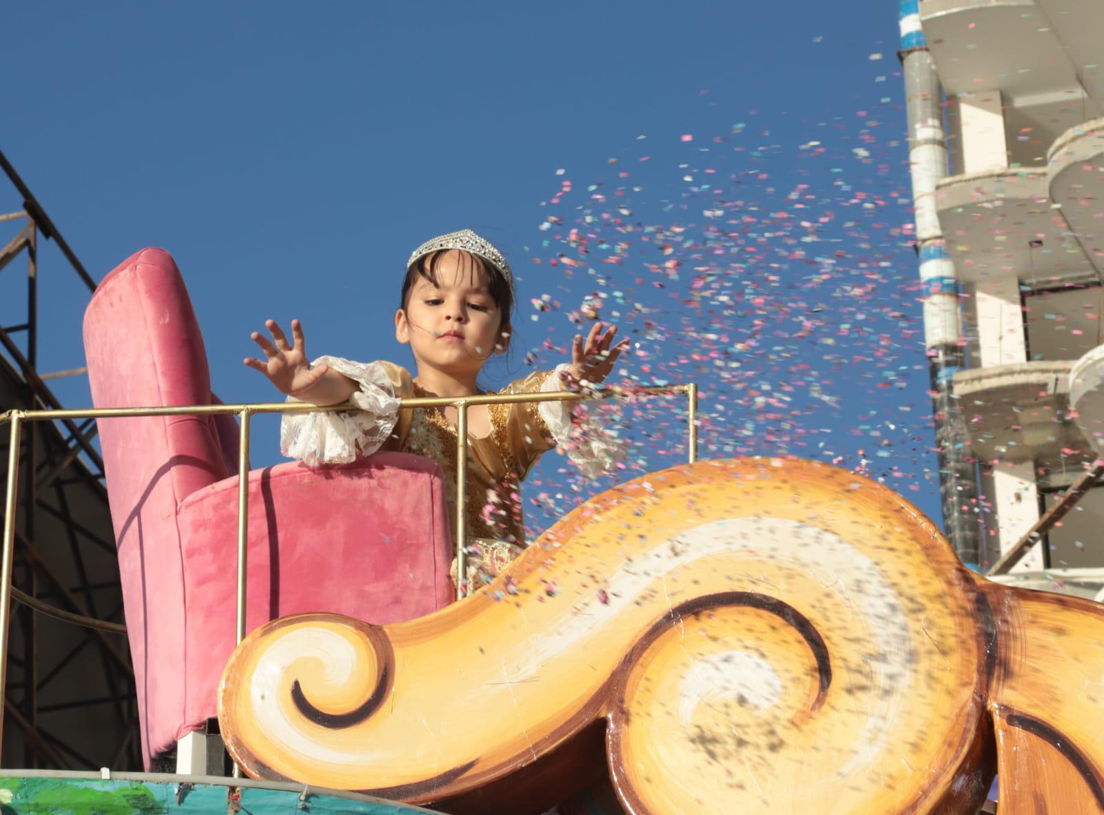 $!Color y alegría inundan el malecón de Mazatlán durante el segundo desfile del Carnaval