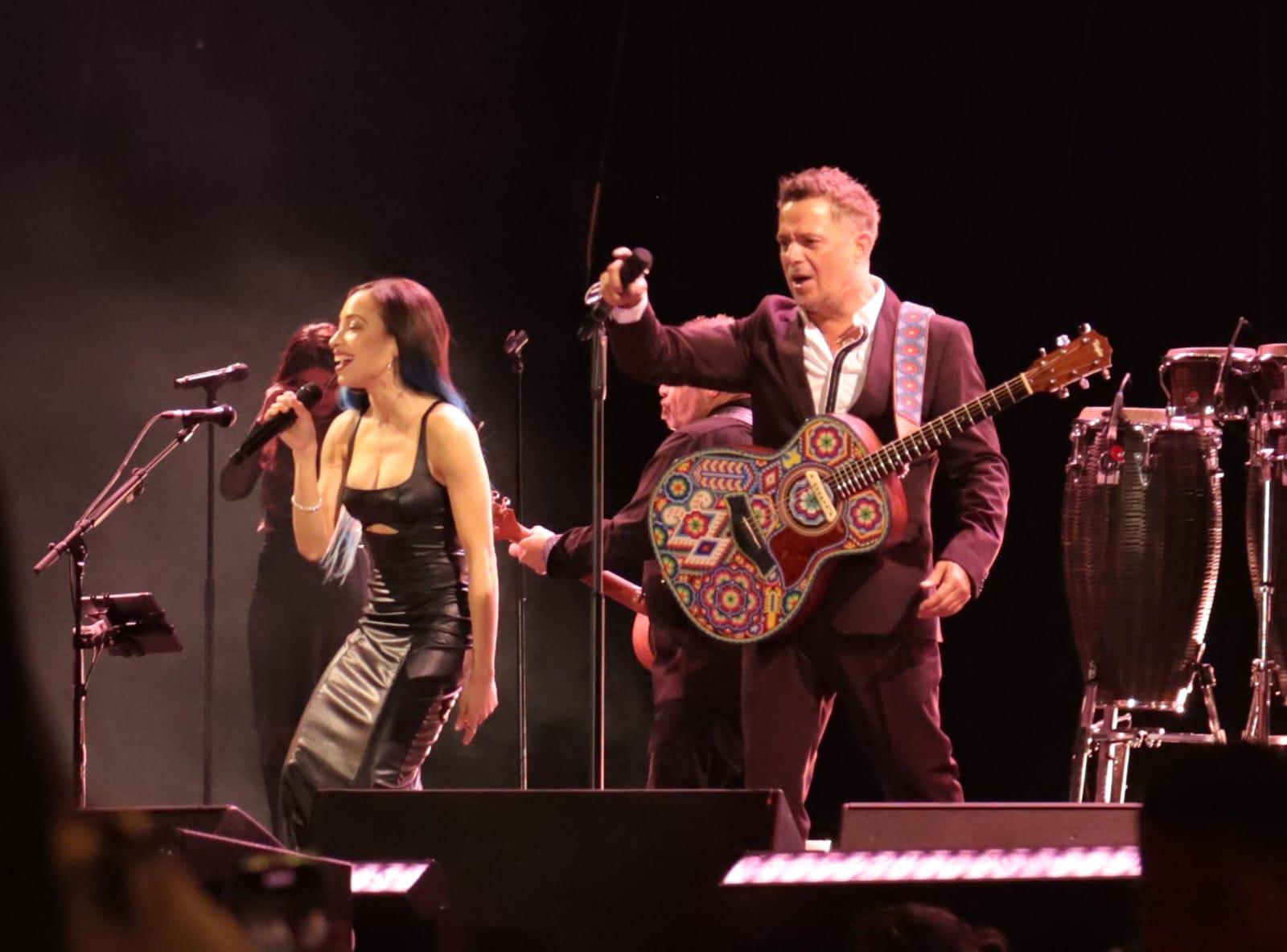 $!La canción “Looking for paradise” la interpretó junto a Karina Pasian, su corista y ex participante de La Voz España.