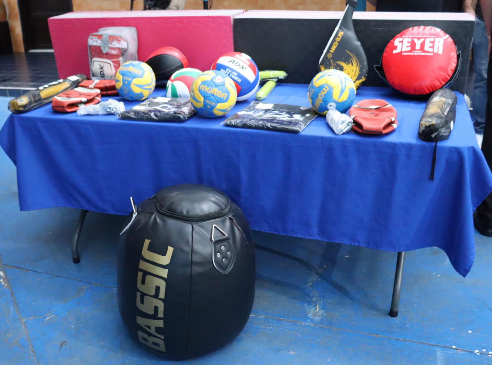 $!¡Honor a los campeones! Entregan material deportivo al Colegio Militarizado