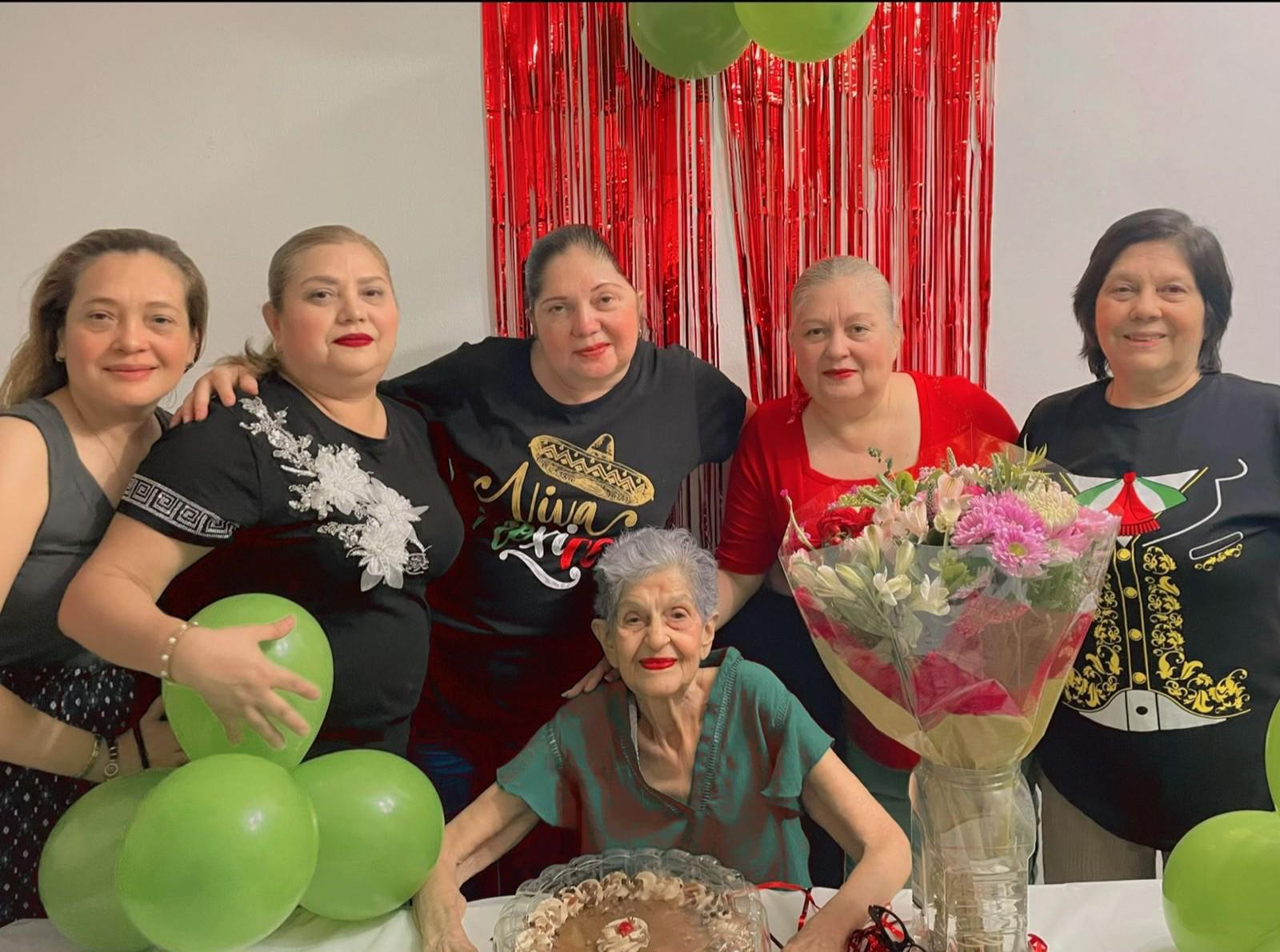 $!María Imelda Moraila con sus hijas Itchel, Nohemi, Rosalinda, Elvira y Teresita López Moraila.