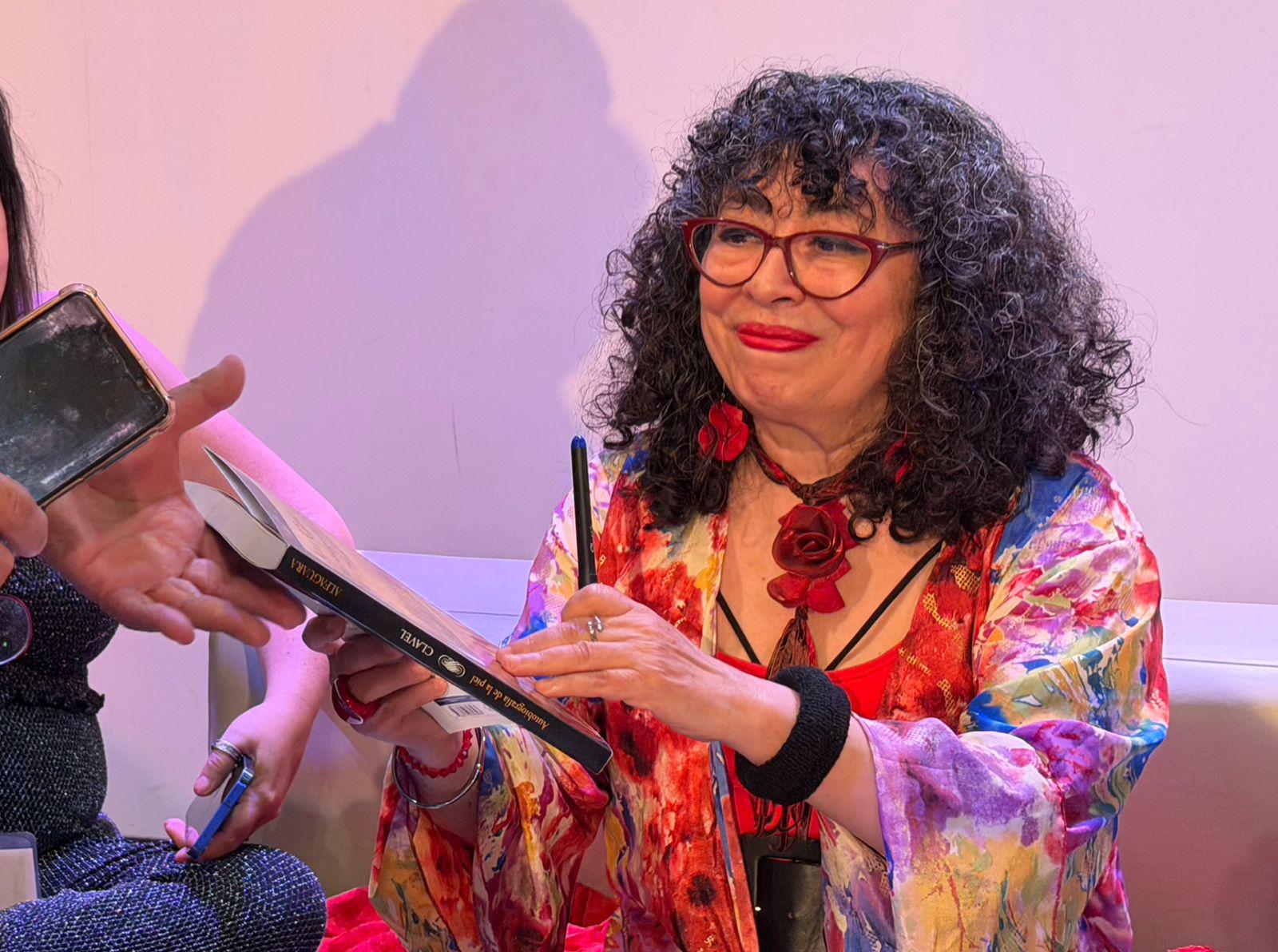 $!Ana Clavel firma ejemplares de Autobiografía de la piel tras su presentación.