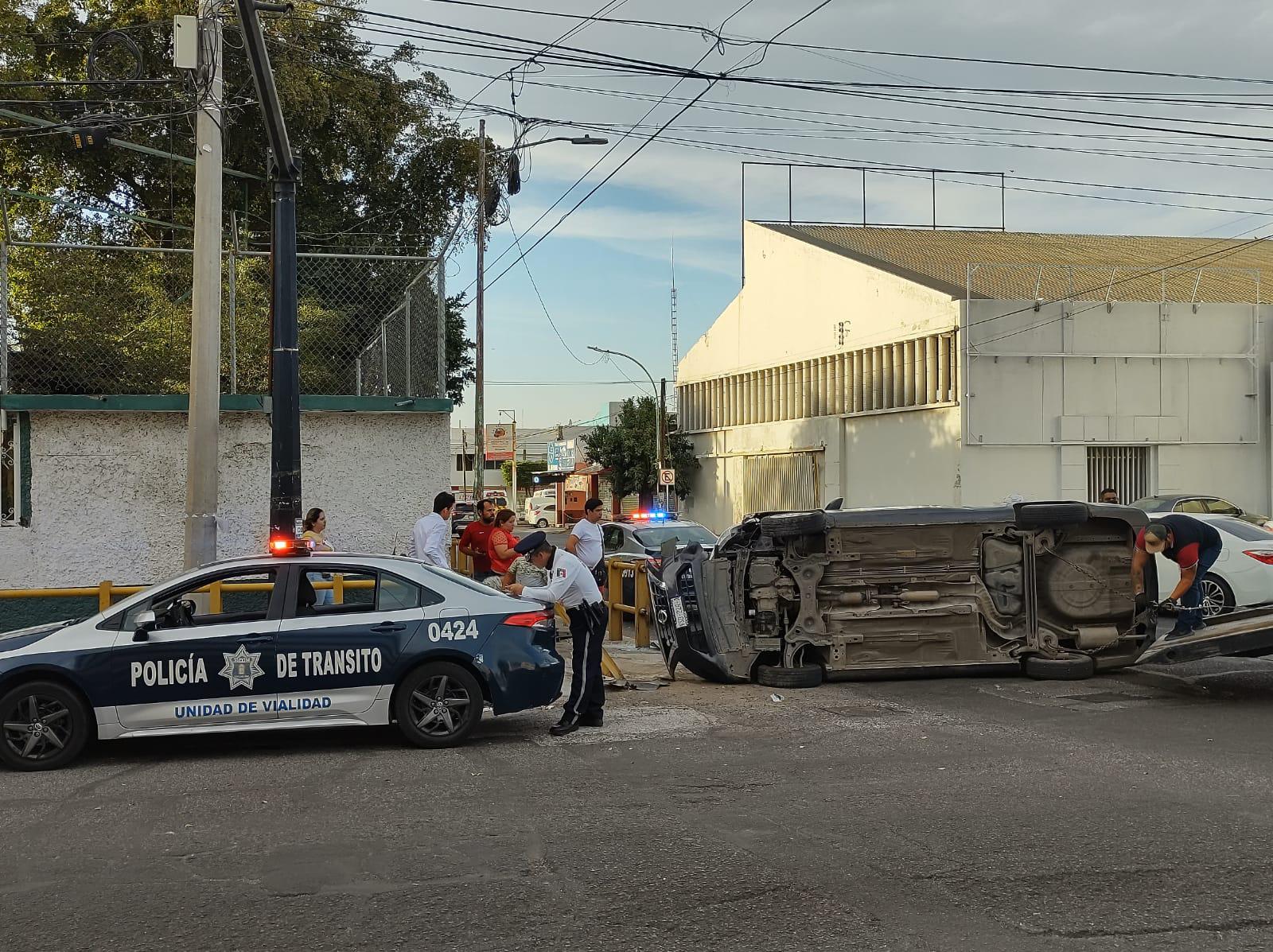 $!Rescatan a mujer tras volcarse en Culiacán