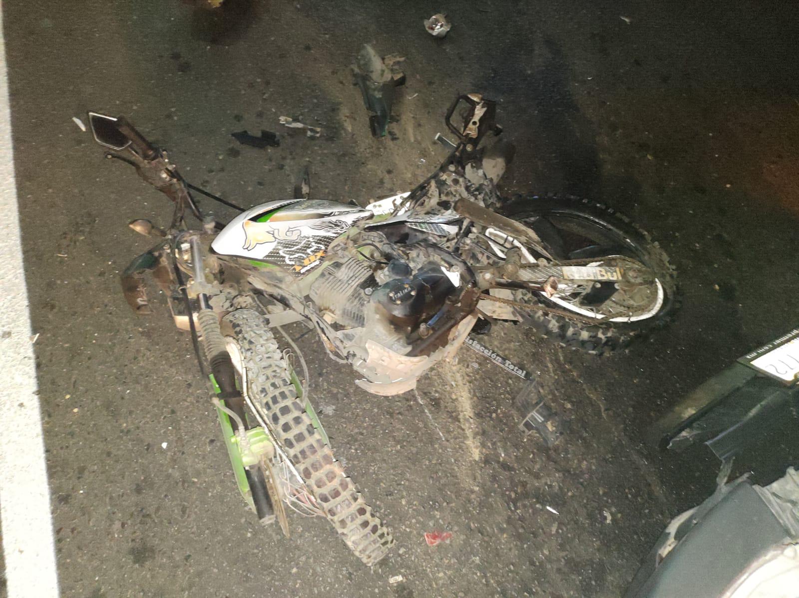 $!Van choca contra moto y camioneta en Mazatlán