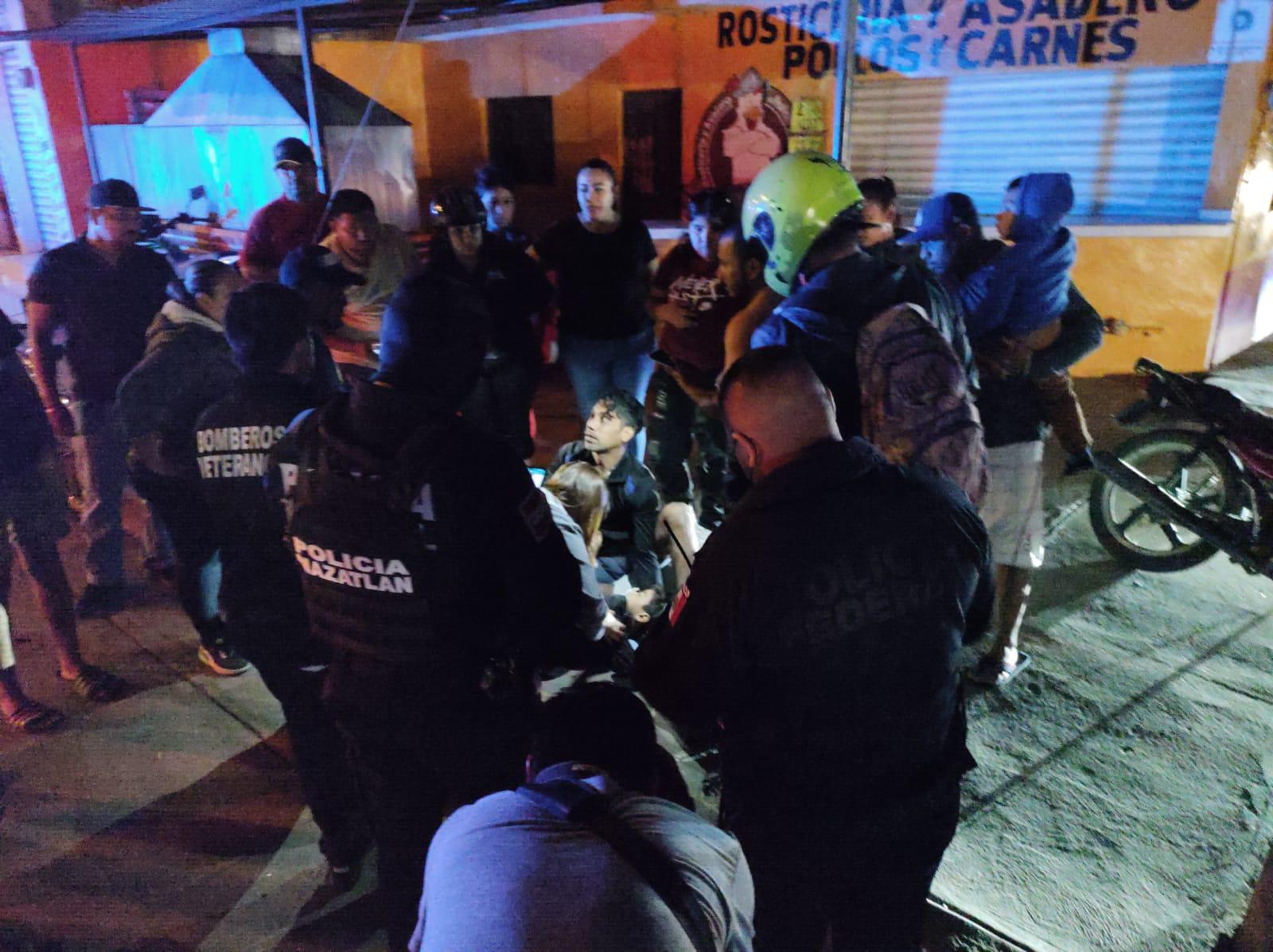 $!Auto derriba a padre e hijo que viajaban en moto, en Mazatlán