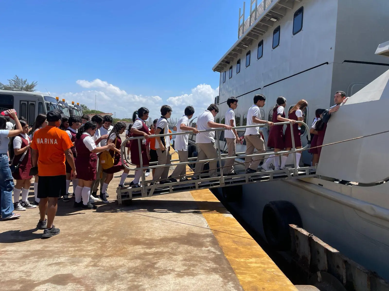 $!Realiza Marina proximidad social con estudiantes y ciudadanos en Mazatlán