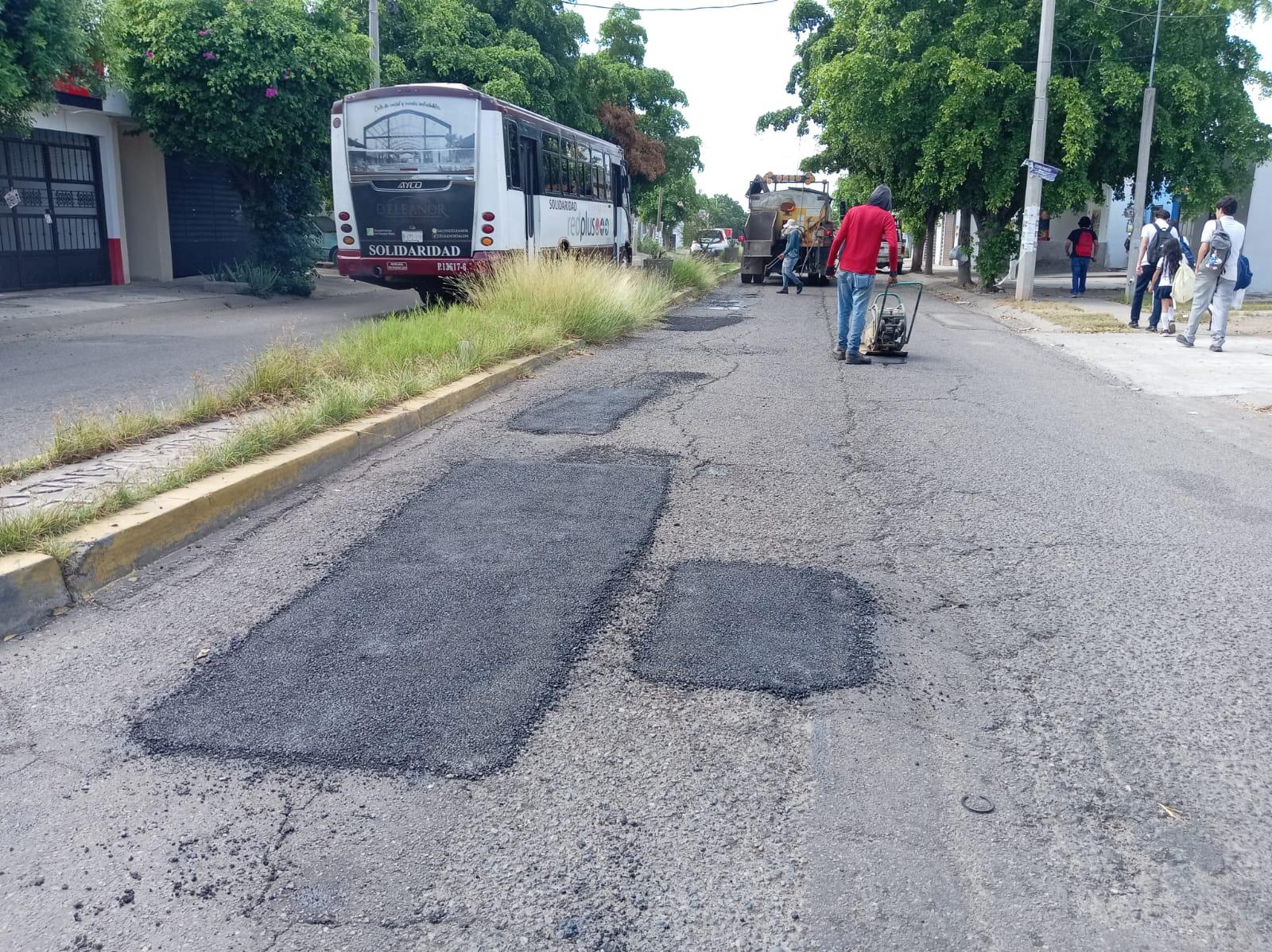 $!Realizan trabajos de bacheo en vialidades de varios sectores de Culiacán