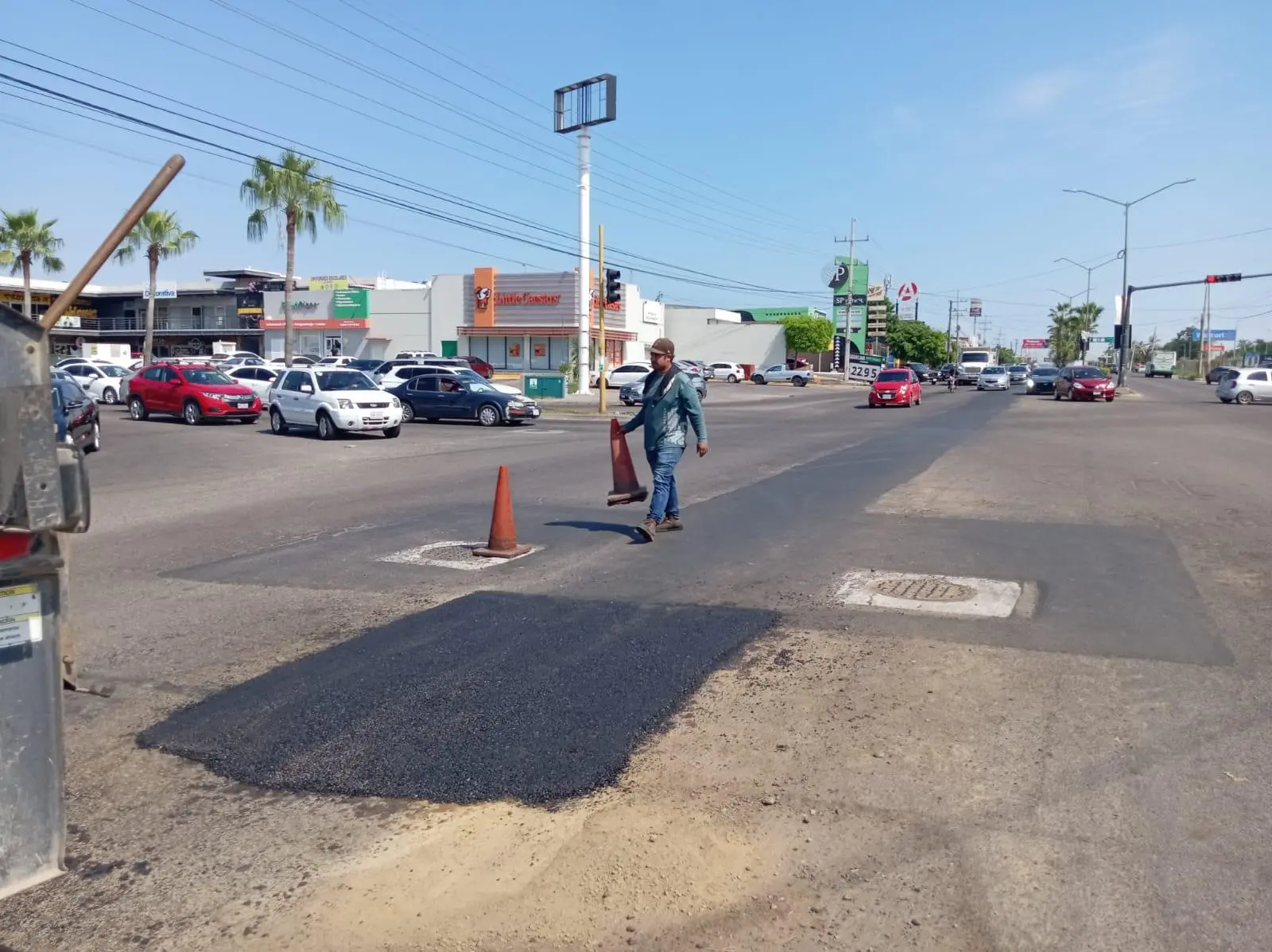 $!Realizan trabajos de bacheo en vialidades de varios sectores de Culiacán