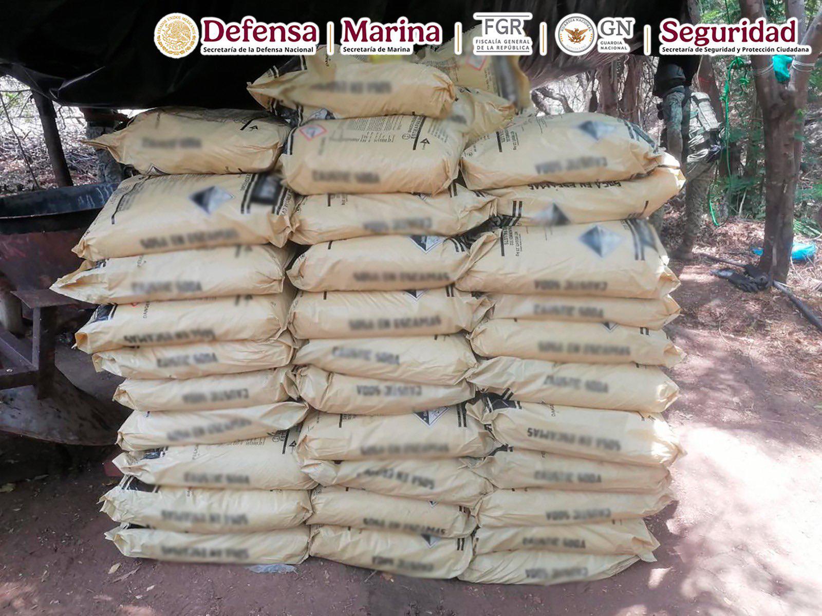 $!Aseguran contenedores con sustancias químicas en un laboratorio clandestino en Michoacán