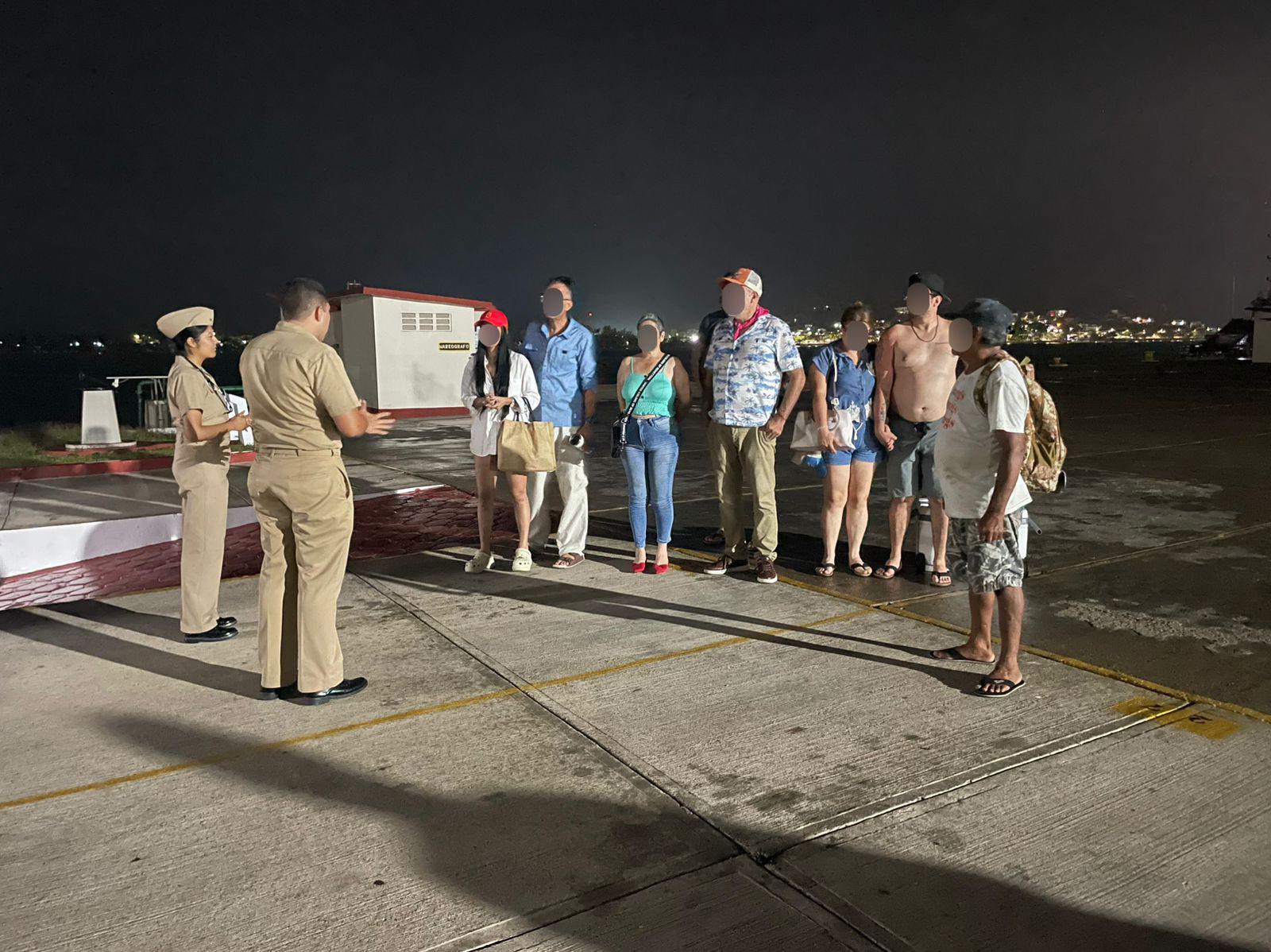 $!Marina evacúa a ocho personas de un yate frente a Isla Venados, en Mazatlán
