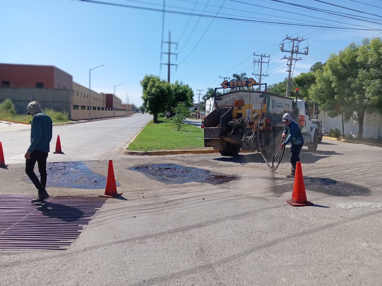 $!Ayuntamiento refuerza bacheo en vialidades de Culiacán