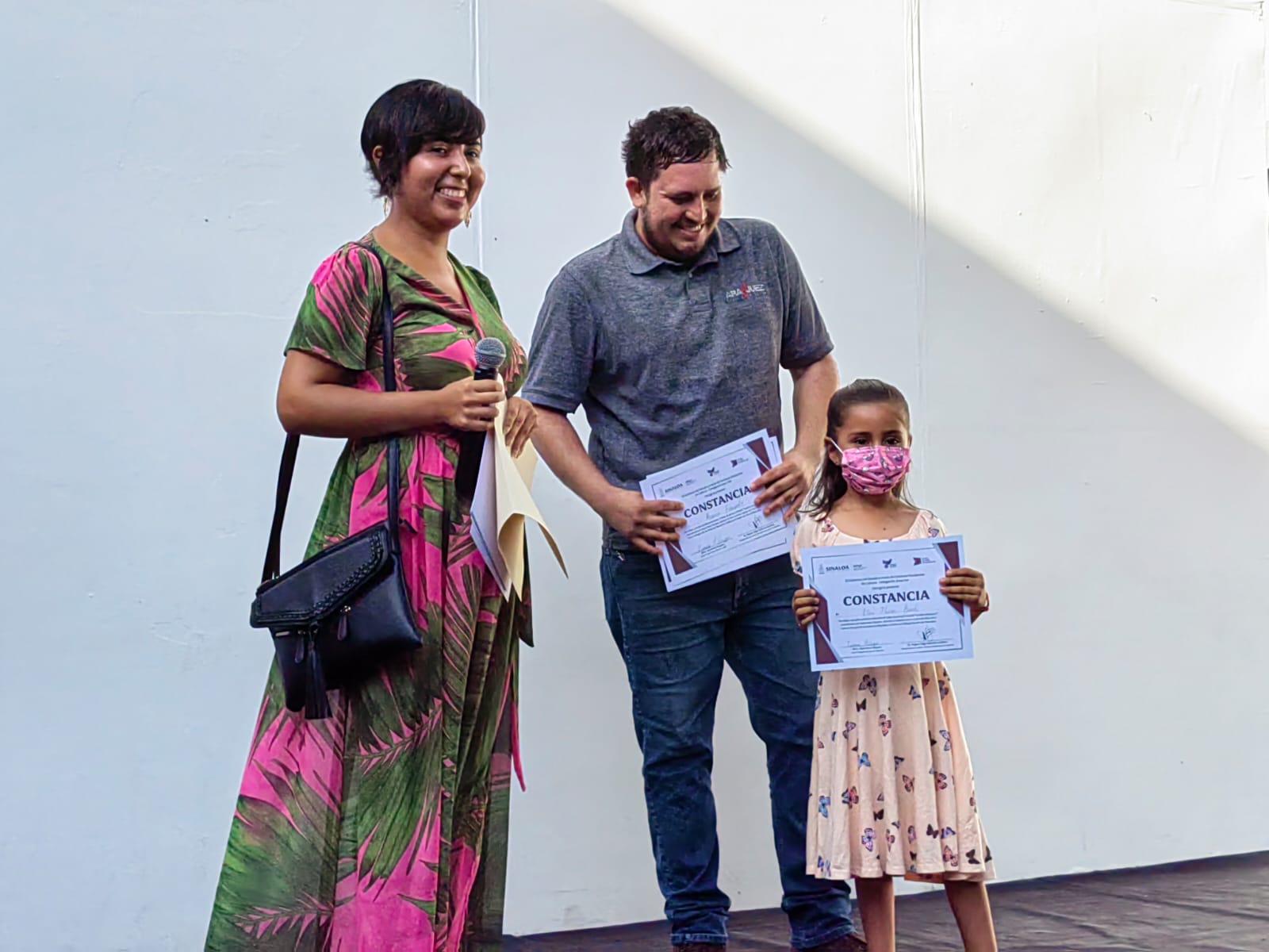 $!Julio Zataráin, quien fue uno de los profesores, hizo entrega de constancias a los pequeños.