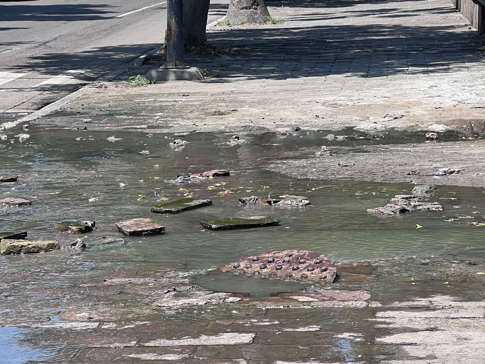 $!Se desborda alcantarilla con aguas negras sobre el Malecón Viejo en Culiacán