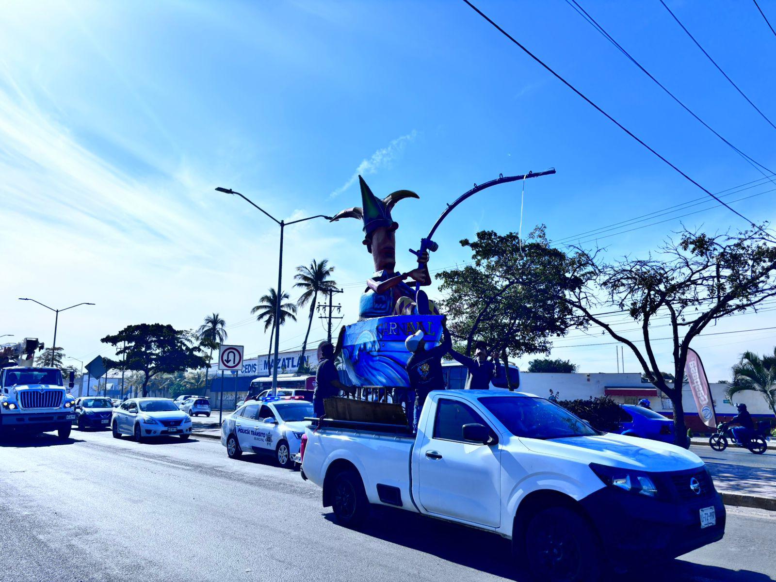 $!Con su llegada al malecón, los monigotes ‘anuncian’ que el Carnaval está cerca