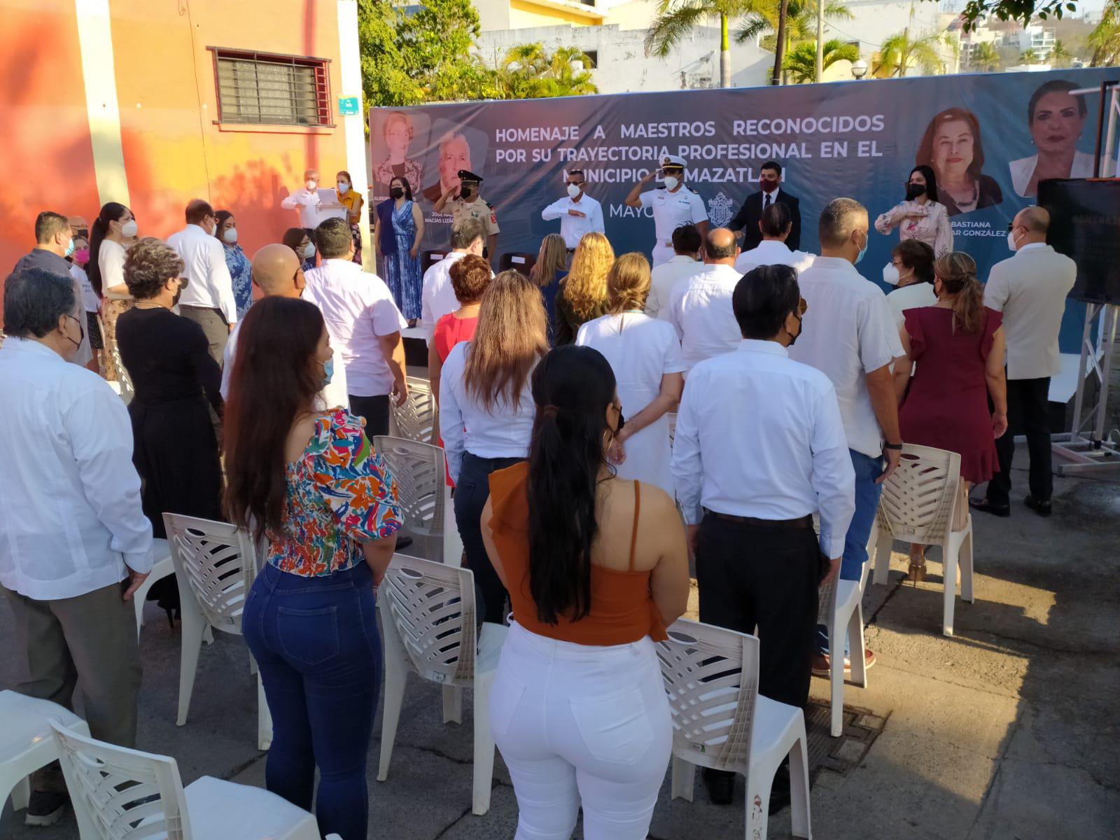 $!Mazatlán reconoce trayectoria profesional de sus maestros