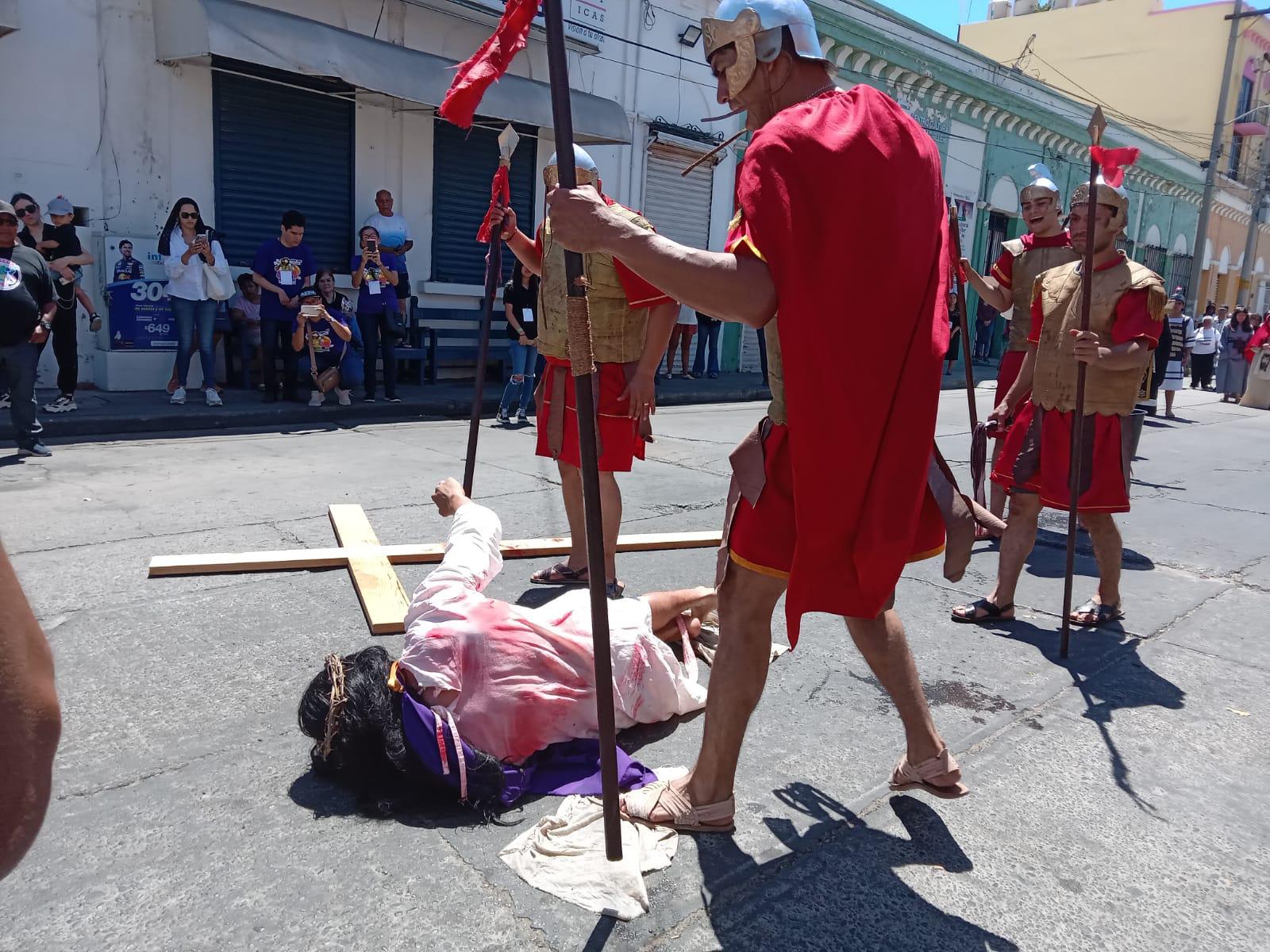 $!Mazatlecos y turistas atestiguan el Viacrucis Viviente en calles del Centro de puerto
