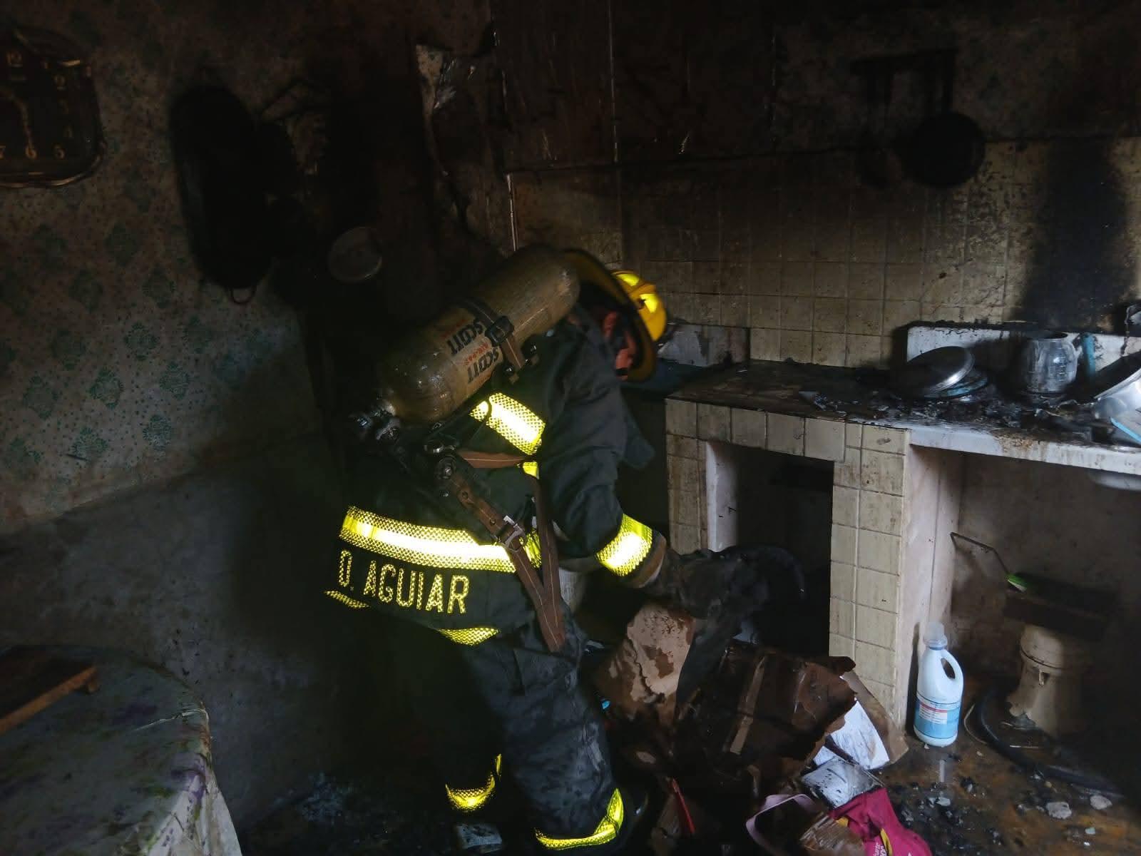 $!Rescatan a adulta mayor de incendio en Escuinapa