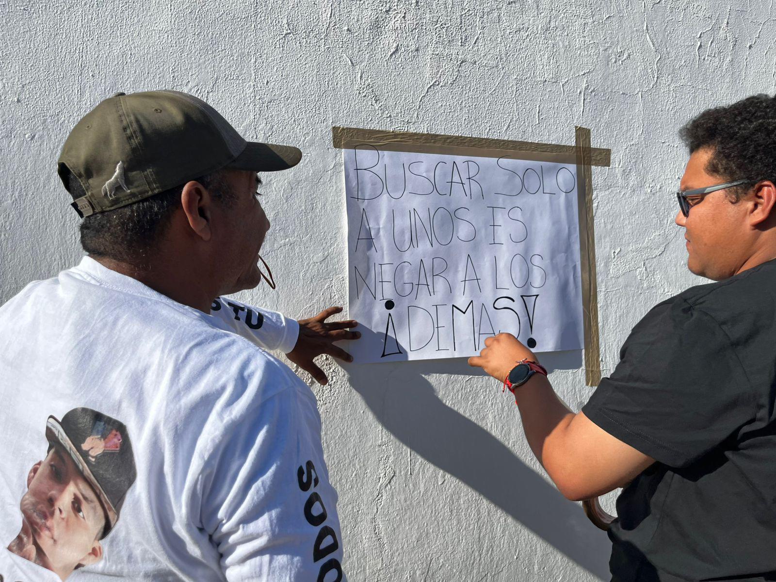 $!Gritan en Semefo y Vicefiscalía en Mazatlán por sus desaparecidos