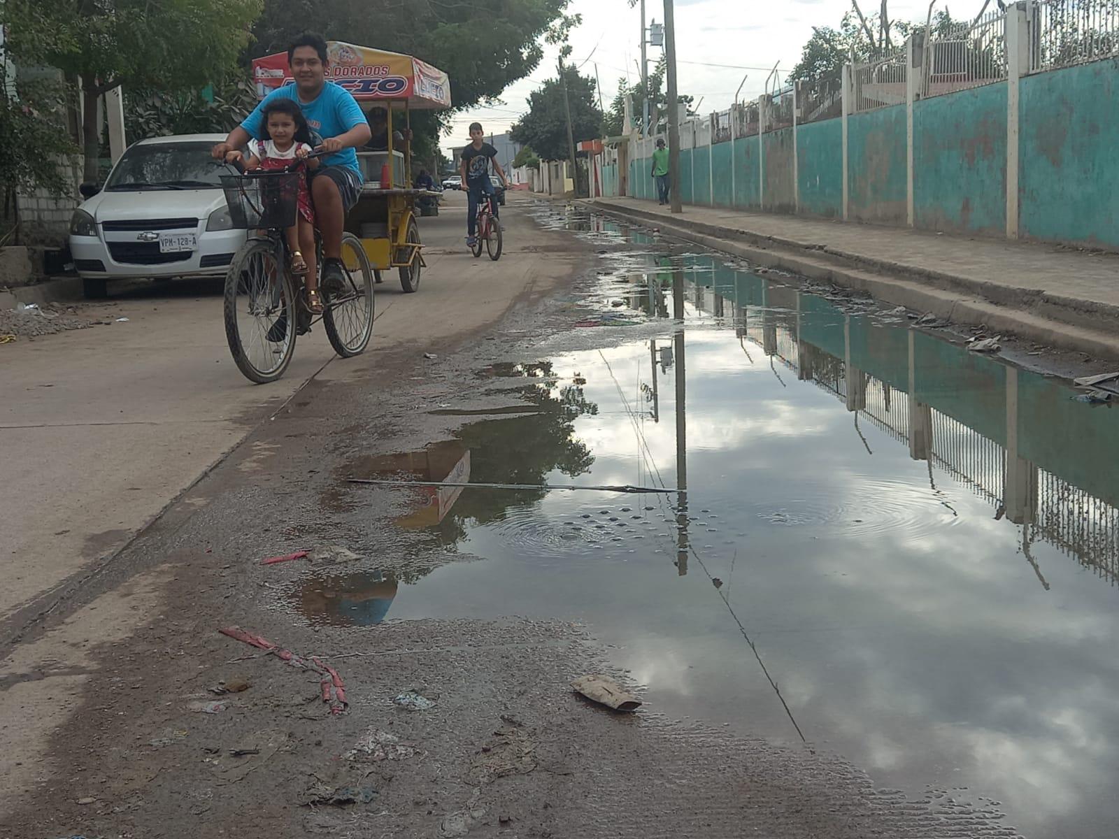 $!Vecinos de Escuinapa reportan problemas de salud por colapso de drenaje