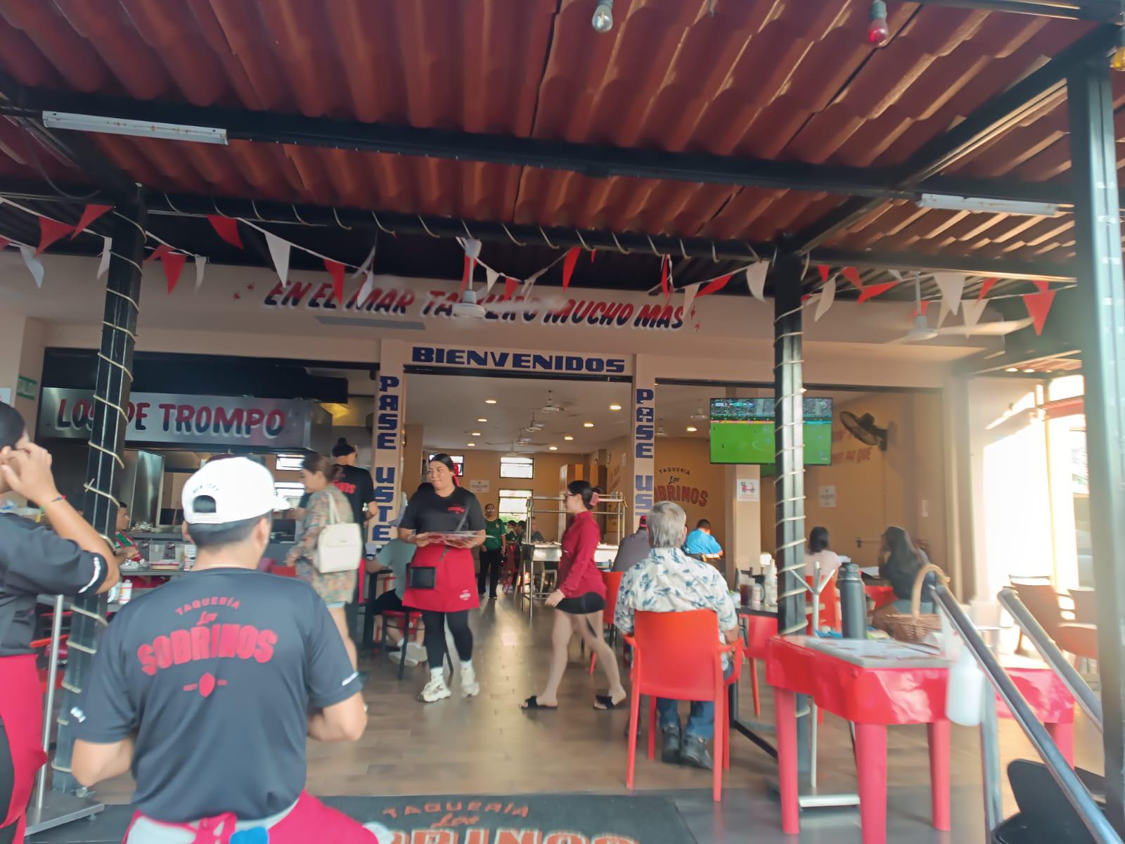$!Aficionados siguen en restaurantes de la Rafael Buelna el segundo duelo de México