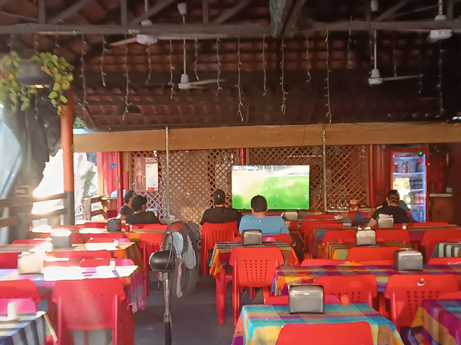 $!Aficionados siguen en restaurantes de la Rafael Buelna el segundo duelo de México
