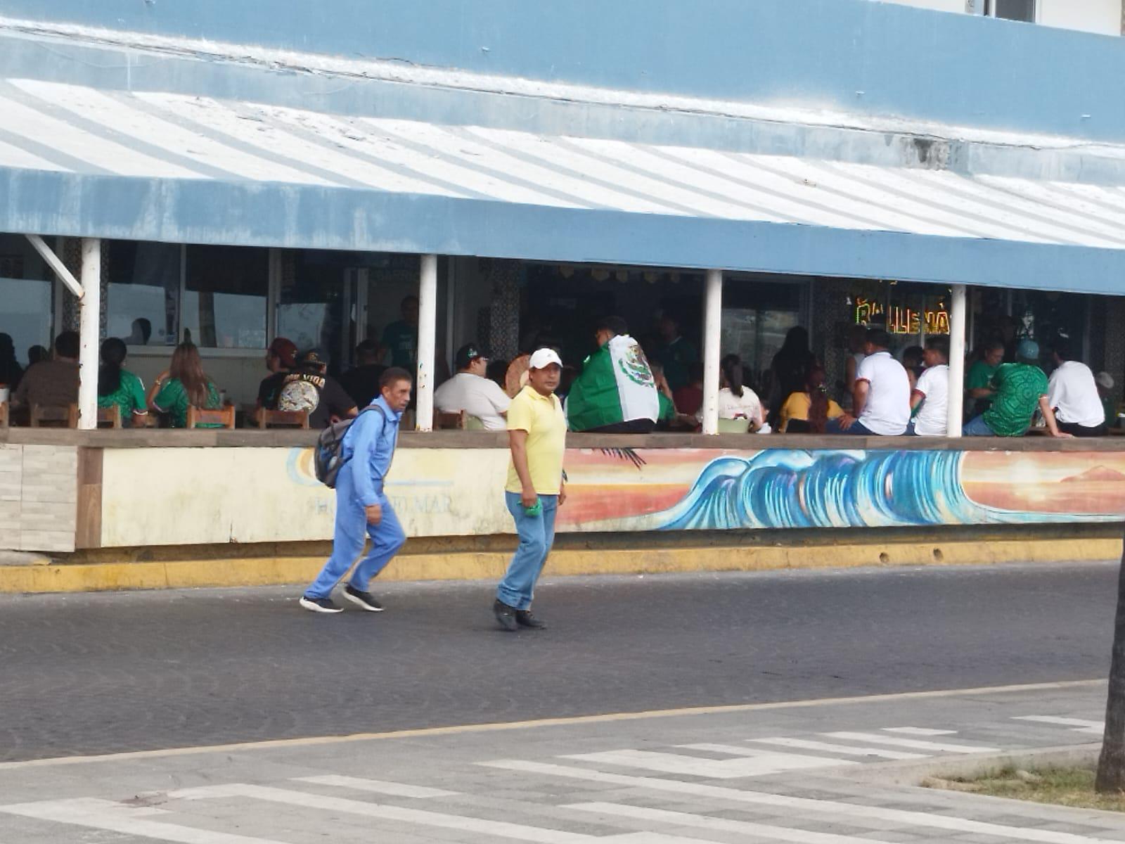 $!Afición responde en Olas Altas pese al retraso del México vs Inglaterra
