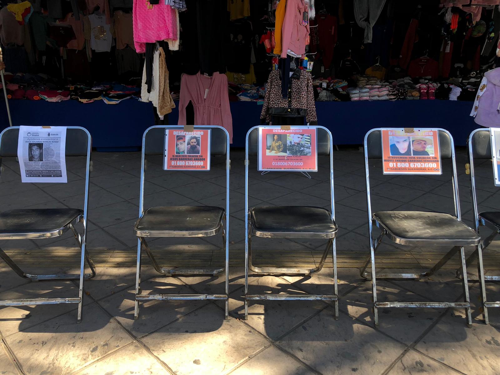 $!Colocan familiares una silla vacía, para no olvidar a sus desaparecidos