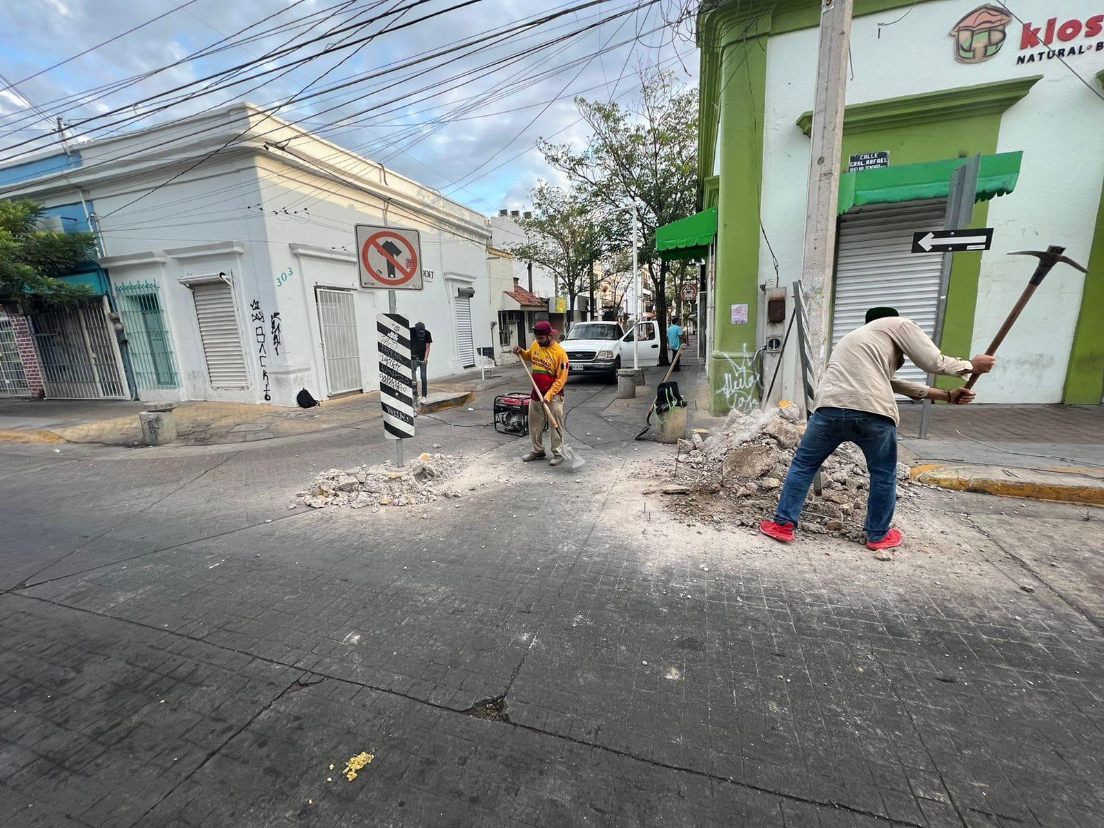 $!Retiran en Culiacán isleta de concreto en la calle Morelos, a solicitud de comerciantes del Centro