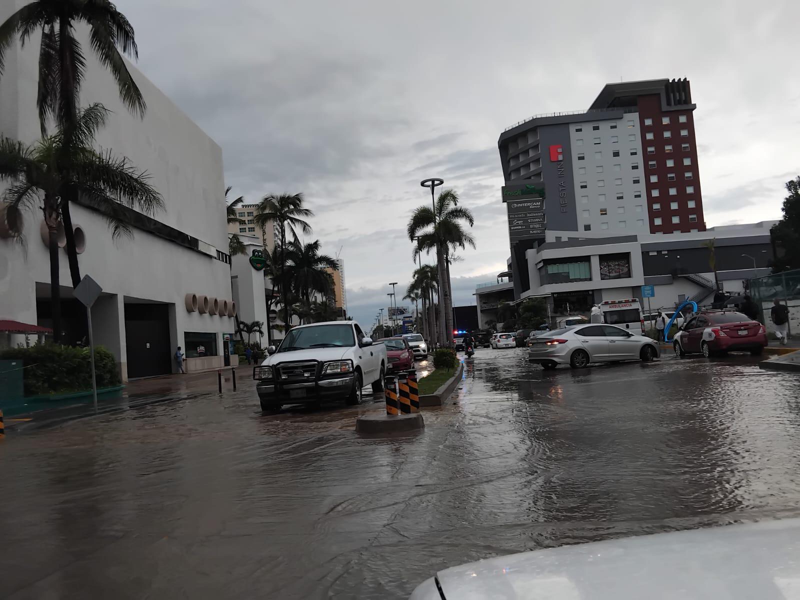 $!Azotan fuertes lluvias con actividad eléctrica en Mazatlán