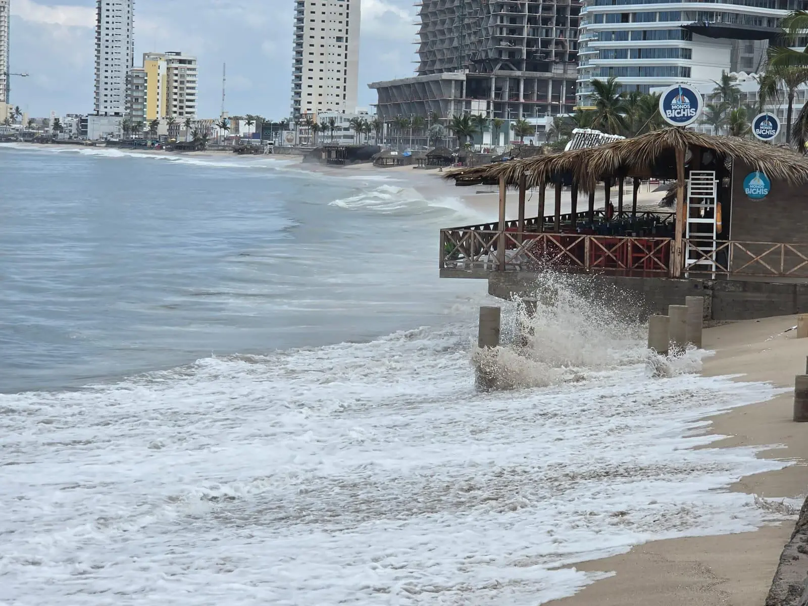 $!Se presenta en Mazatlán este martes mar de fondo con oleaje de 2 a más de 3 metros de altura
