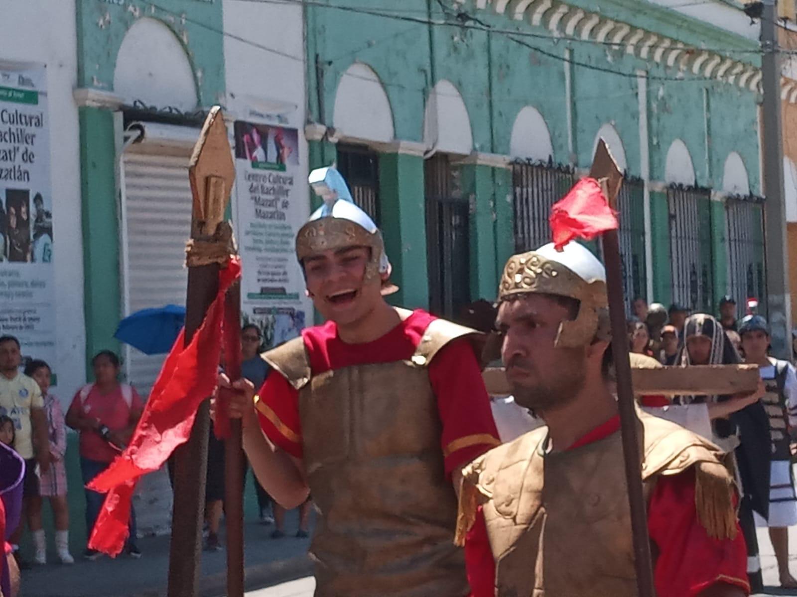 $!Mazatlecos y turistas atestiguan el Viacrucis Viviente en calles del Centro de puerto