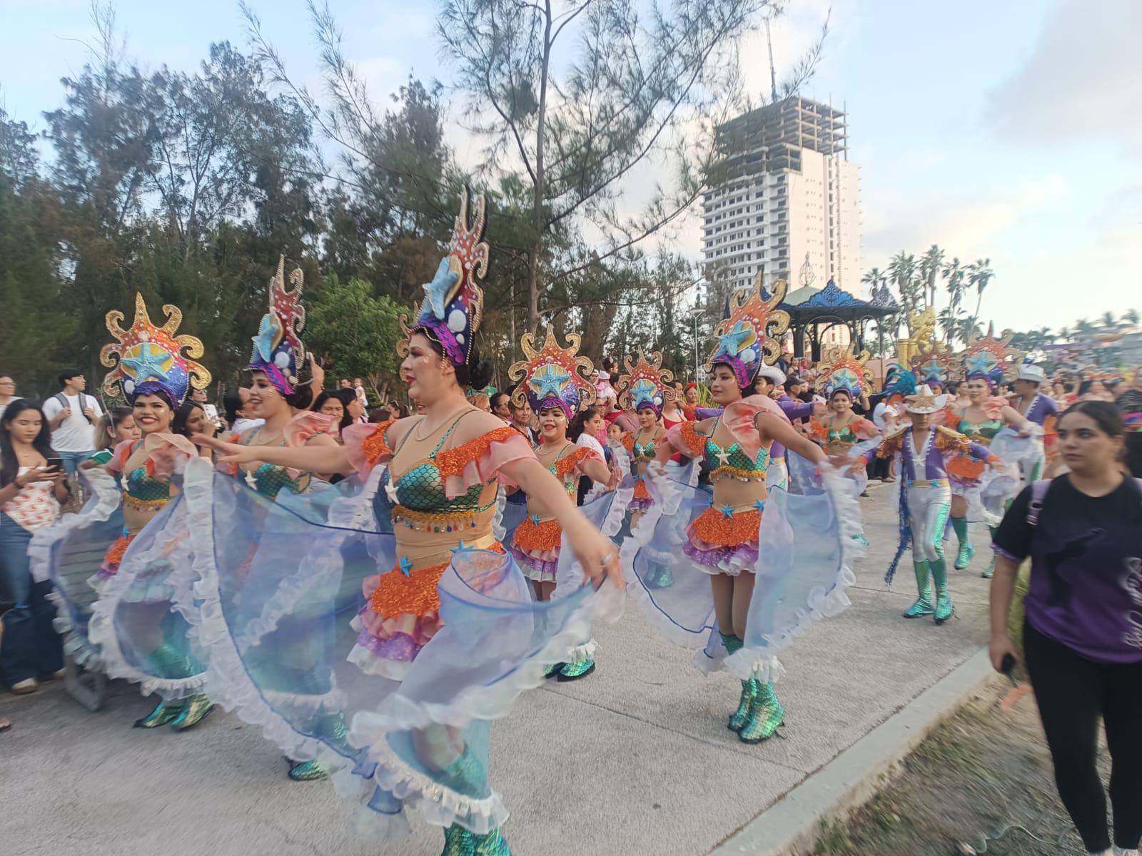 $!‘Recordando el Carnaval’ llena de color y tradición el Parque Central de Mazatlán