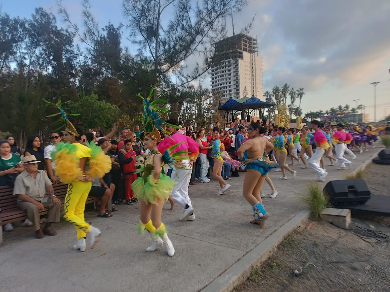 $!‘Recordando el Carnaval’ llena de color y tradición el Parque Central de Mazatlán