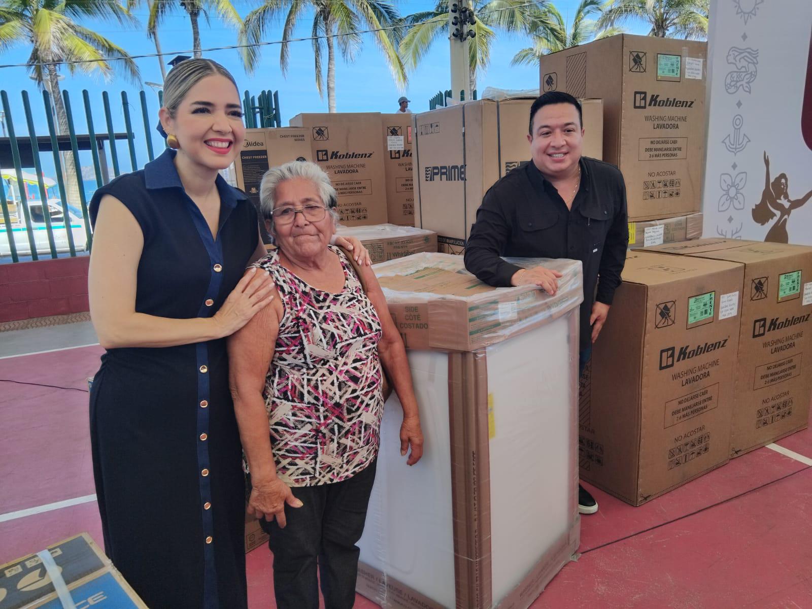 $!Gobierno de Mazatlán entrega 351 apoyos del Programa Peso a Peso del Bienestar a familias de colonias y comunidades